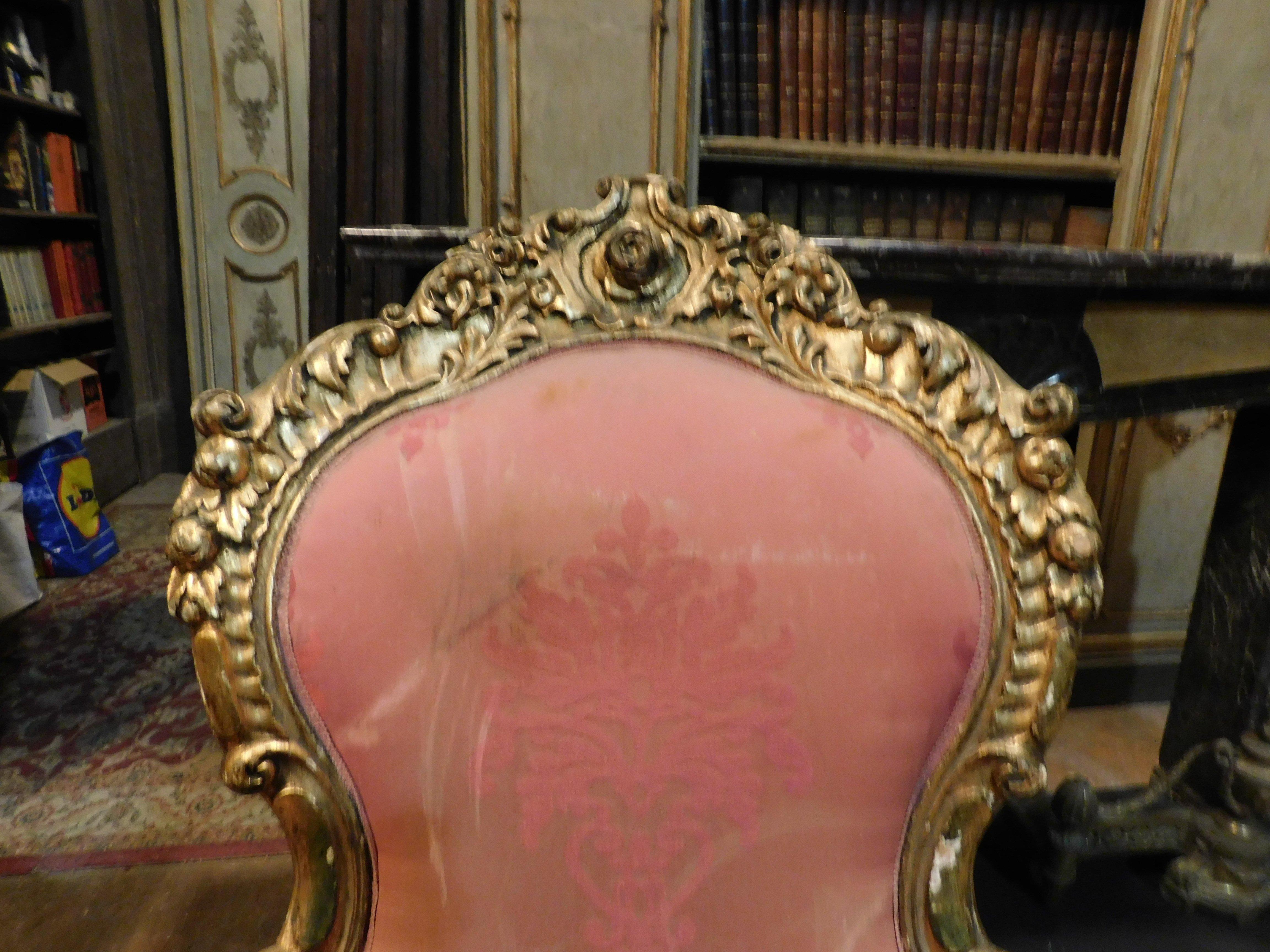 Pareja de sillones de madera dorada y ricamente tallada, tela roja, Italia Tela en venta