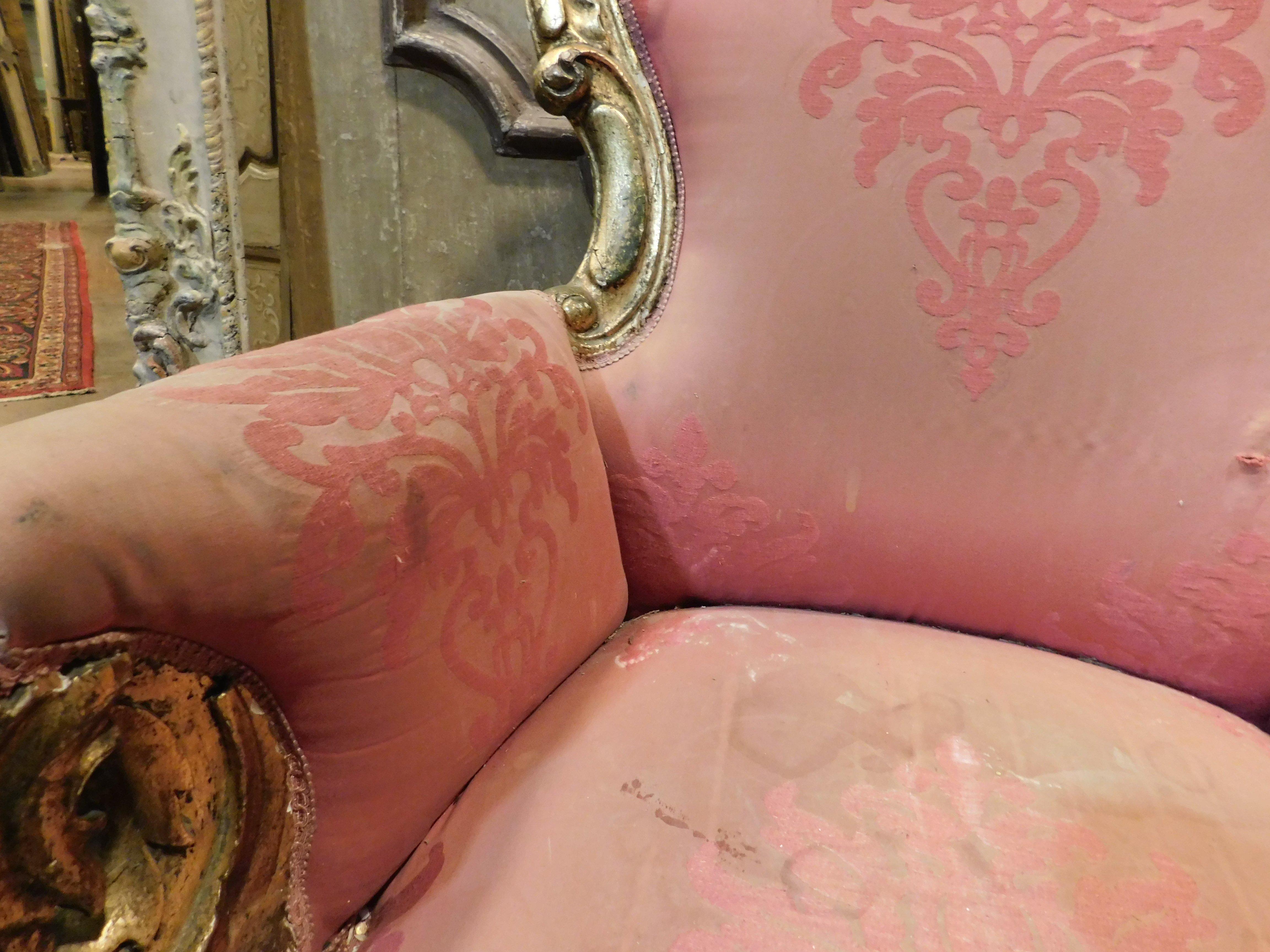 Pareja de sillones de madera dorada y ricamente tallada, tela roja, Italia en venta 1