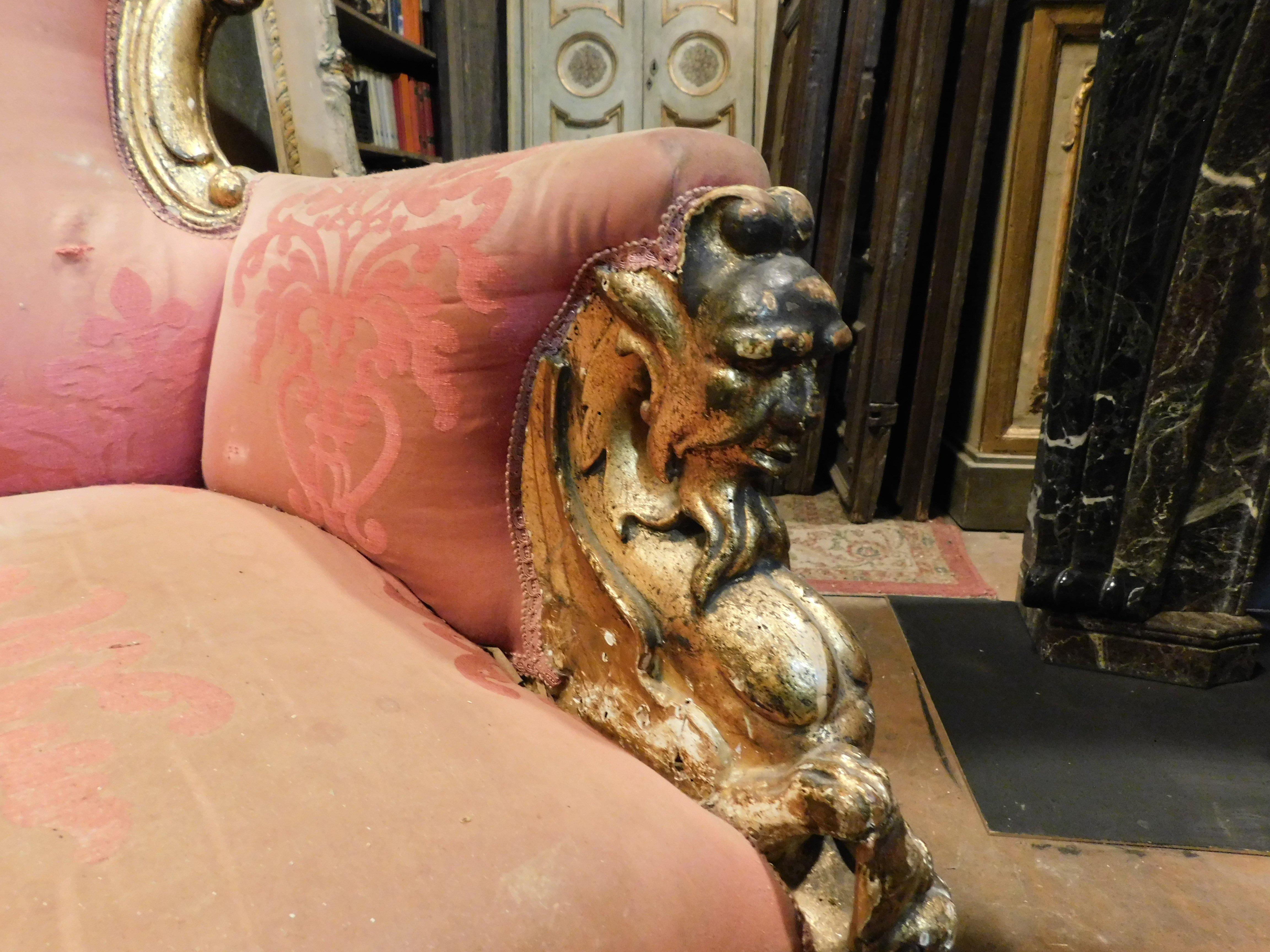 Pareja de sillones de madera dorada y ricamente tallada, tela roja, Italia en venta 2