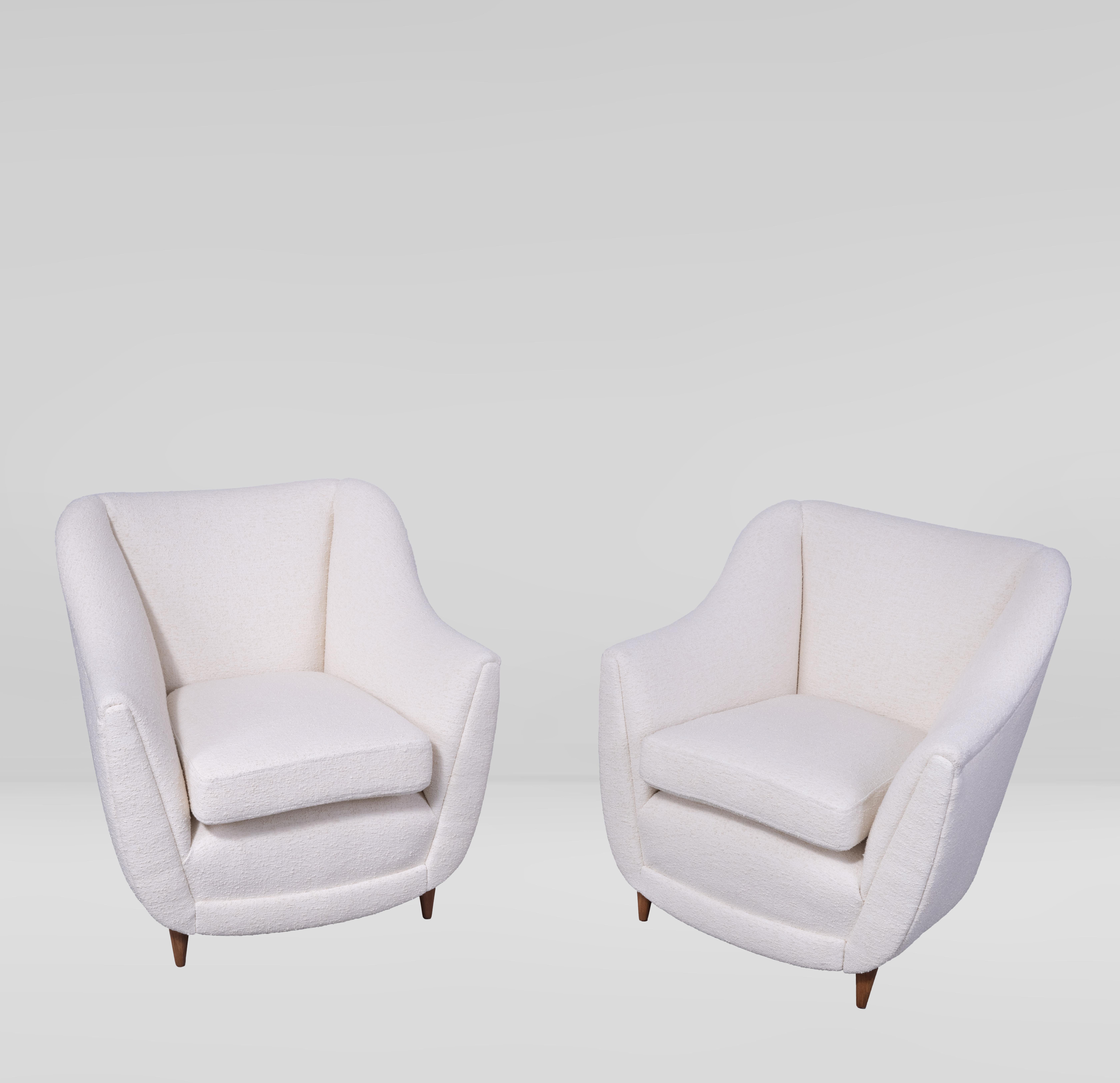 Pair of armchairs in the manner of Gio Ponti, Italy 1950s, legs in walnut wood, reupholstered in ivory Nobilis bouclette (Stella).