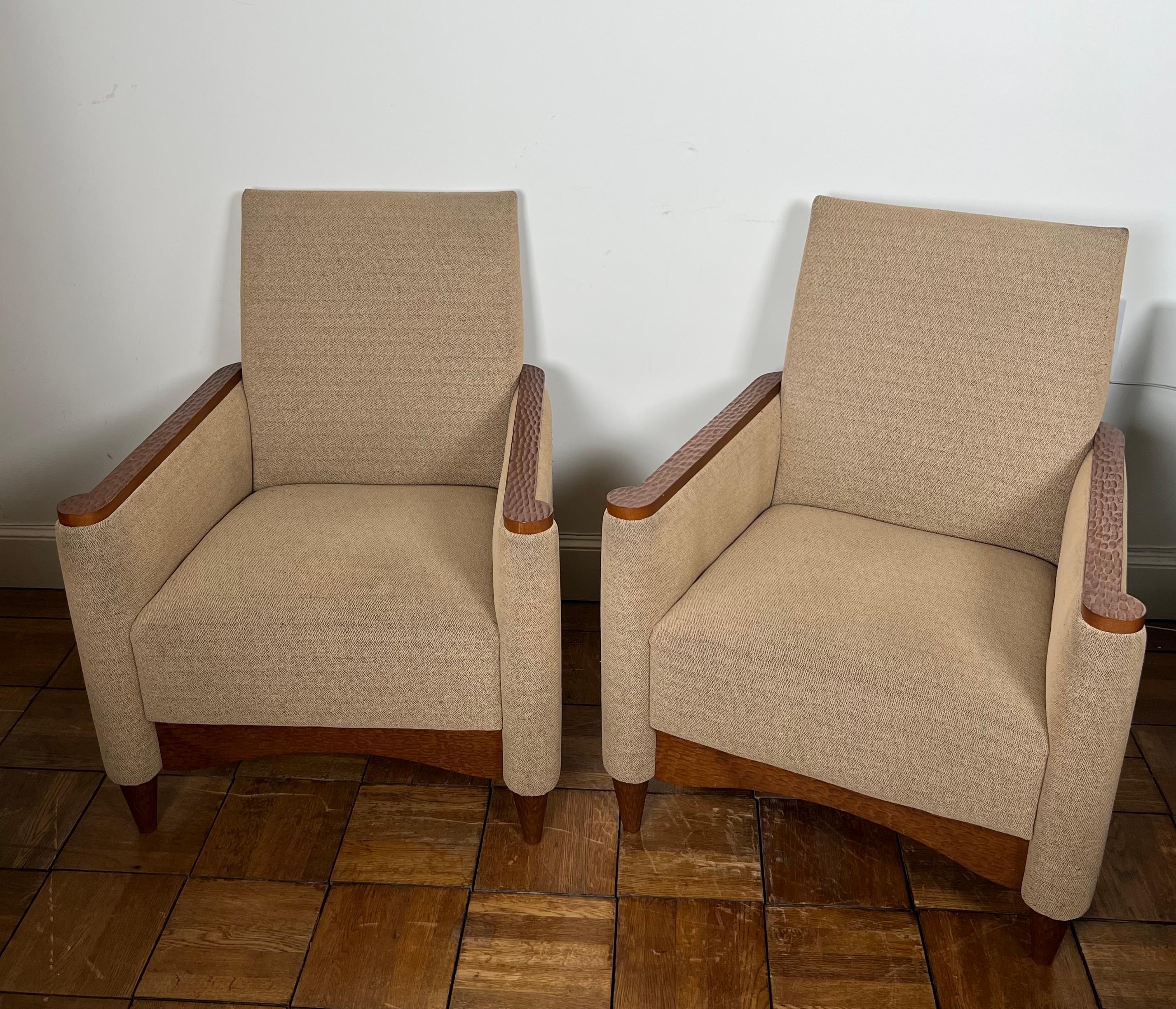 Questa bella ed elegante coppia di poltrone è realizzata in legno sgrossato e tessuto screziato. Si tratta di un'opera francese in stile Art Deco-Brutalista. Circa 1980