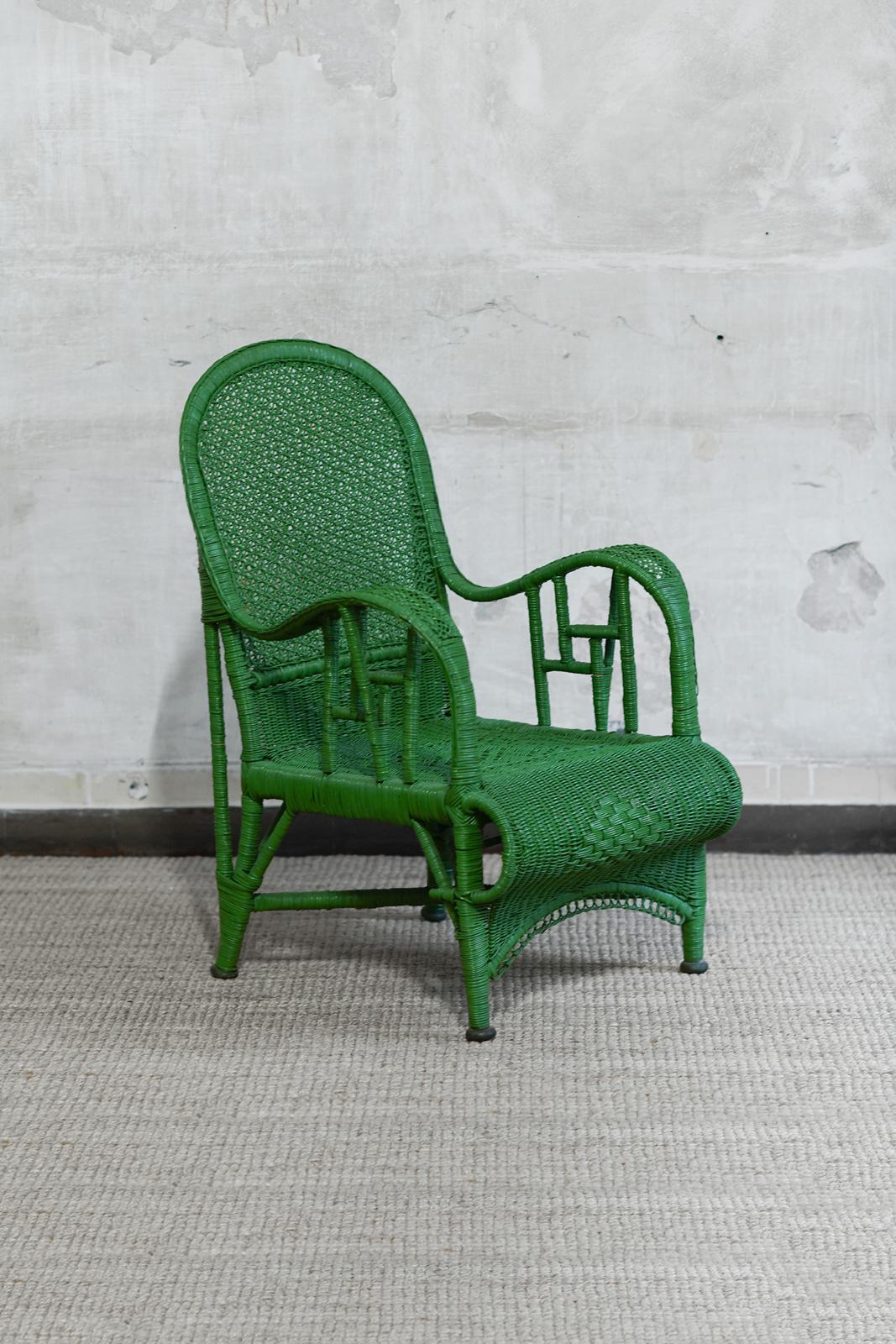 Paire de fauteuils en rotin tressé vert, 1970 
Détails du produit 
Un canapé assorti est également disponible et listé dans notre vitrine.
Dimensions du fauteuil : 64 L x 86 H x 66 P cm