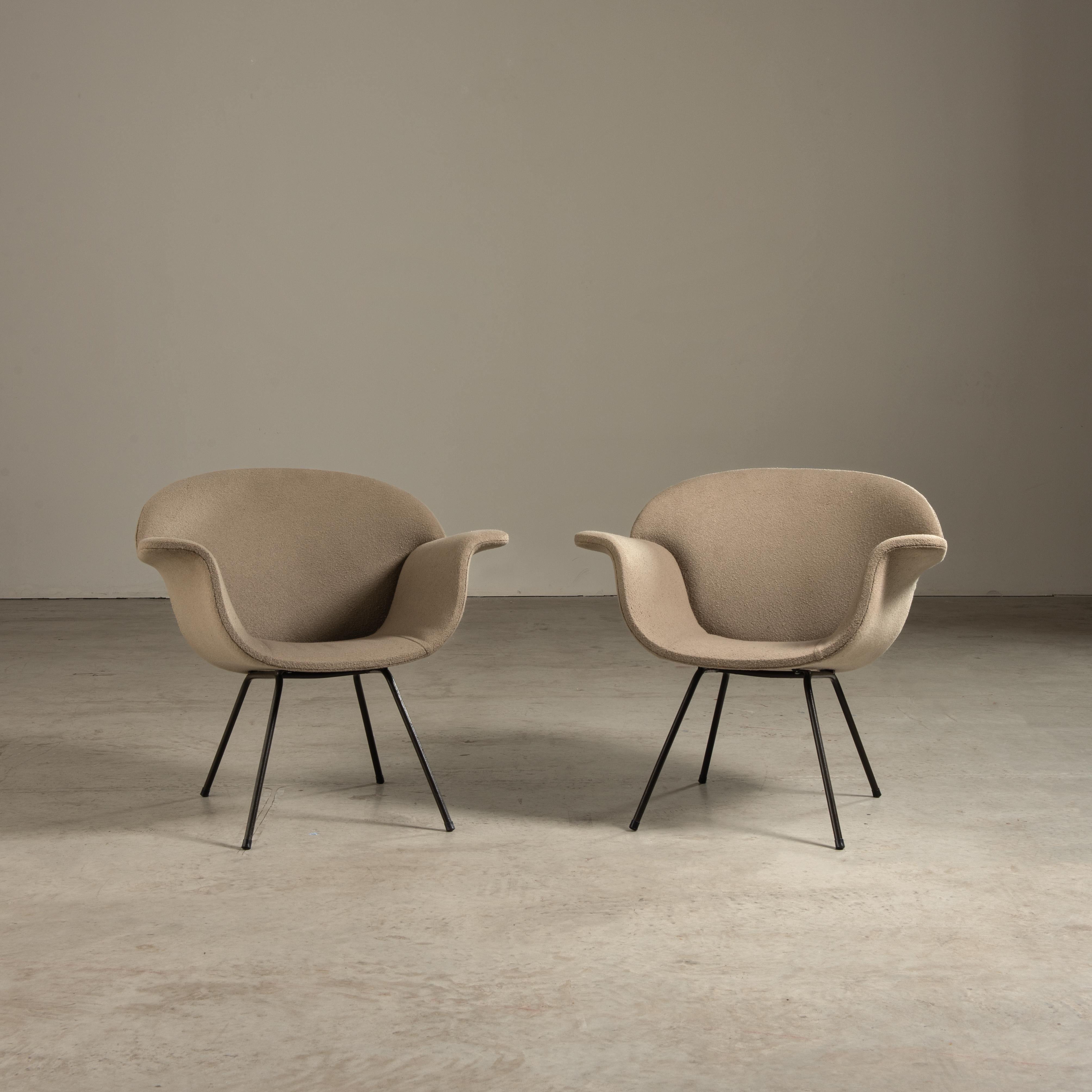 Im Bereich des Möbeldesigns gibt es nur wenige Strömungen, die den Zeitgeist ihrer Epoche so prägnant einfangen wie der brasilianische Mid-Century-Modern-Stil, ein Zeugnis für den Innovationsgeist von Designern wie Carlo Hauner. Seine Stühle, die