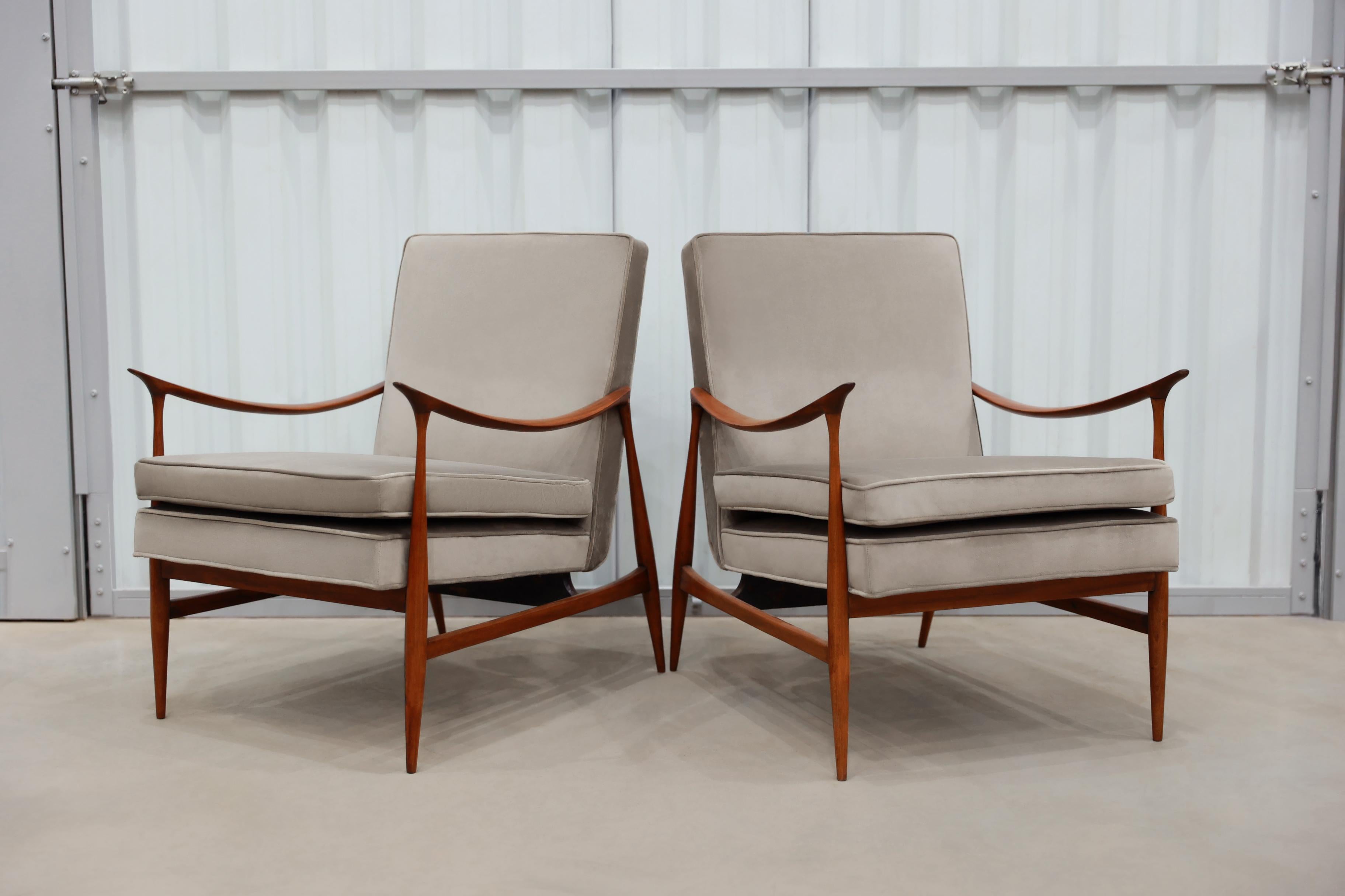Available today in NYC with free domestic shipping included, these Pair of Armchairs in Hardwood and Brown Fabric, by Jorge Zalszupin made in the fifties in Brazil are nothing less than spectacular!

These delicate armchairs are made in Brazilian
