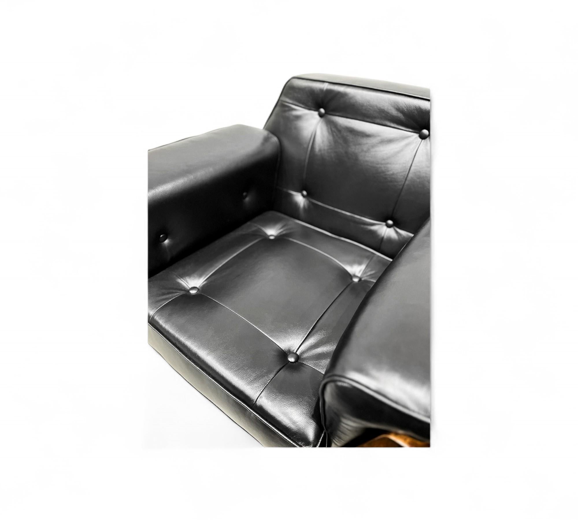 Pair of Armchairs in Hardwood & Black Leather, Bertomeu, 1960s - Lot 684A For Sale 3