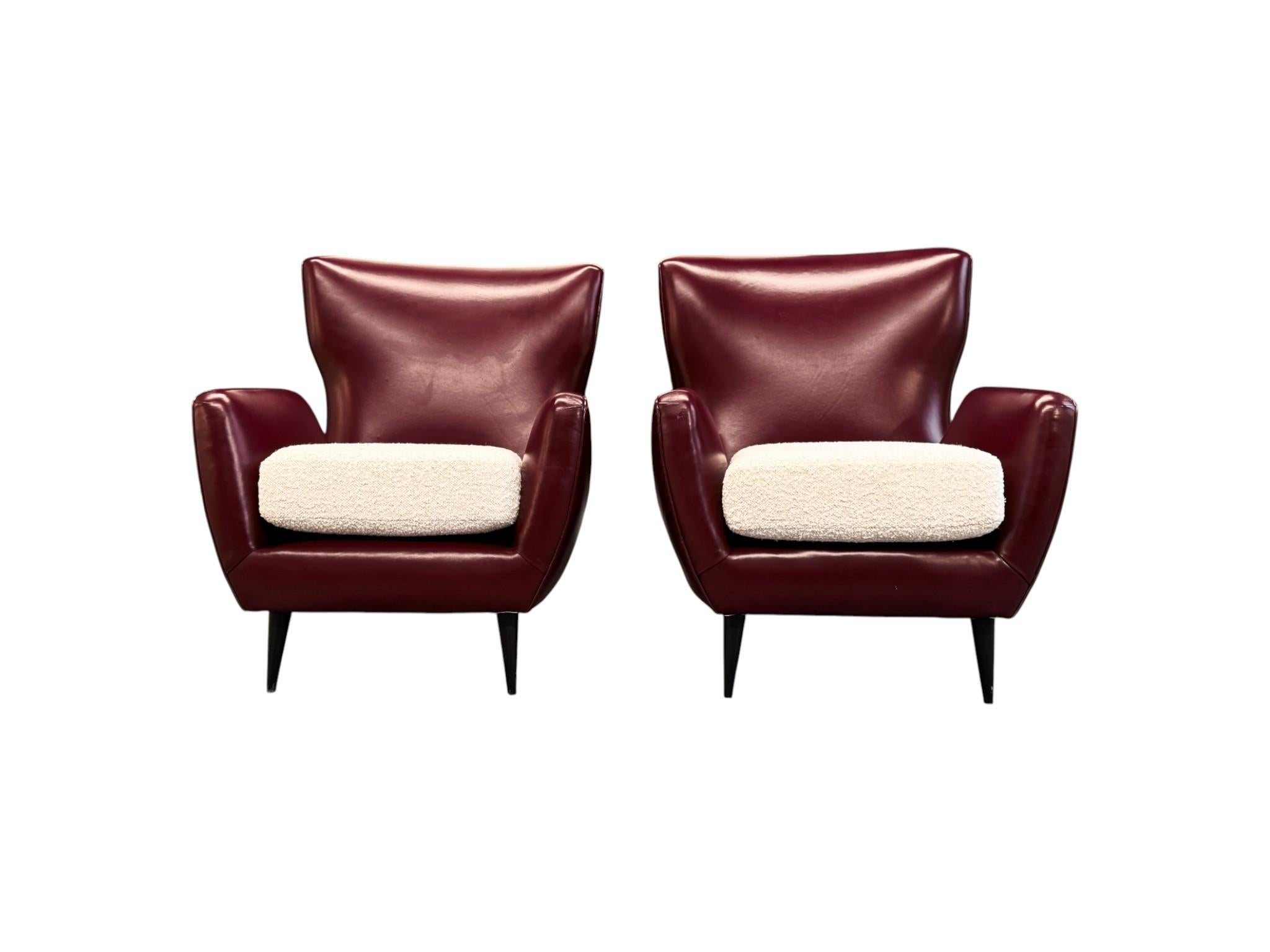 Este conjunto de sillones está fabricado en madera dura, cuero y suave boucle. Los sillones tienen los brazos curvados y cuatro delicadas patas de madera. Decidimos mantener un estilo/técnica de tapizado similar al original, así que elegimos cuero