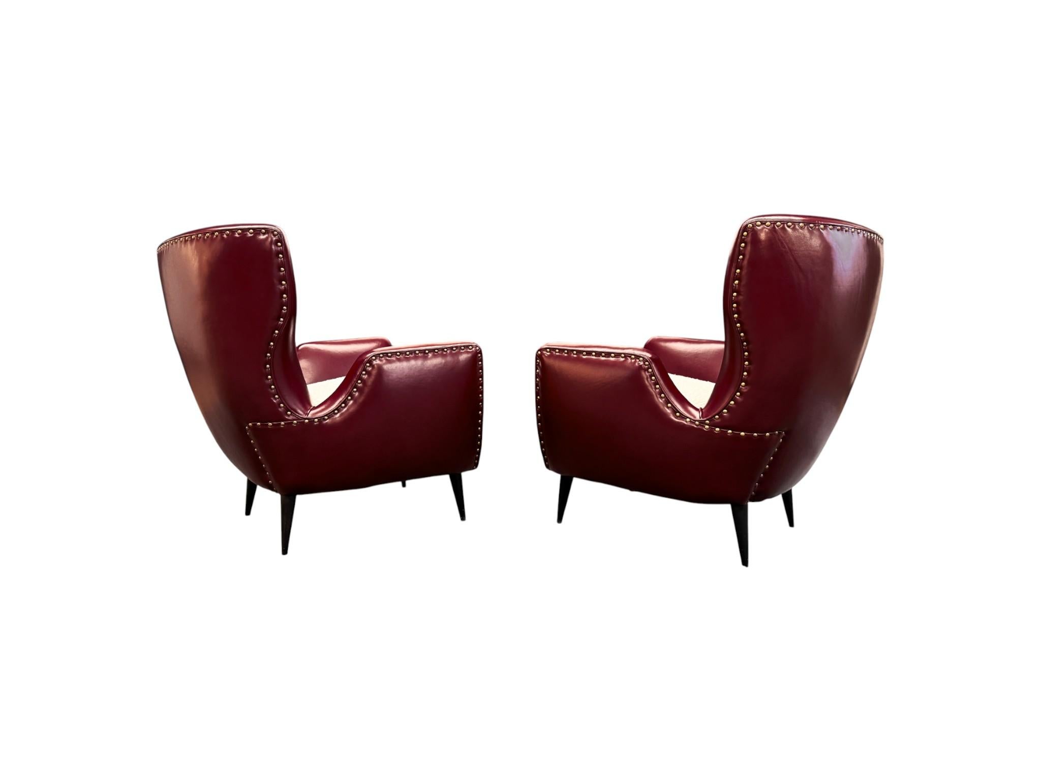 Pareja de Sillones en Madera, Cuero y Boucle, Carlo Hauner, Años 50 - Lote 466 Carpintería en venta