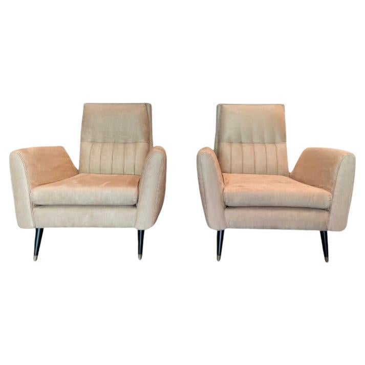 Disponible aujourd'hui, cette paire de fauteuils en bois dur et daim conçue par Giuseppe Scapinelli, au Brésil, dans les années 1950, n'est rien moins que spectaculaire. 

Cette paire de fauteuils conçue par Giuseppe Scapinelli pour Marguta (son