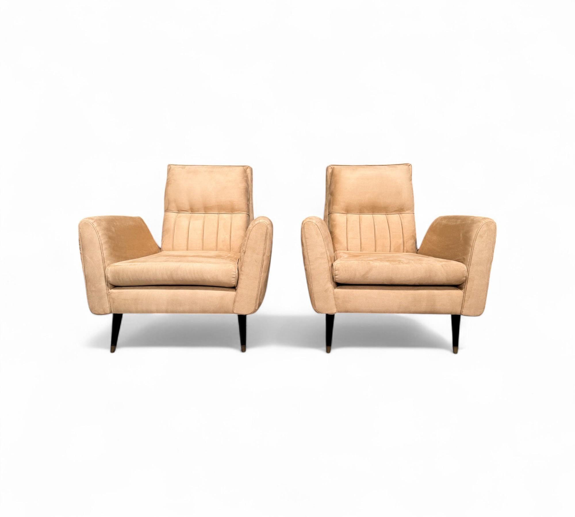 Mid-Century Modern Paire de fauteuils en bois dur et daim par Giuseppe Scapinelli, c.1950s. en vente