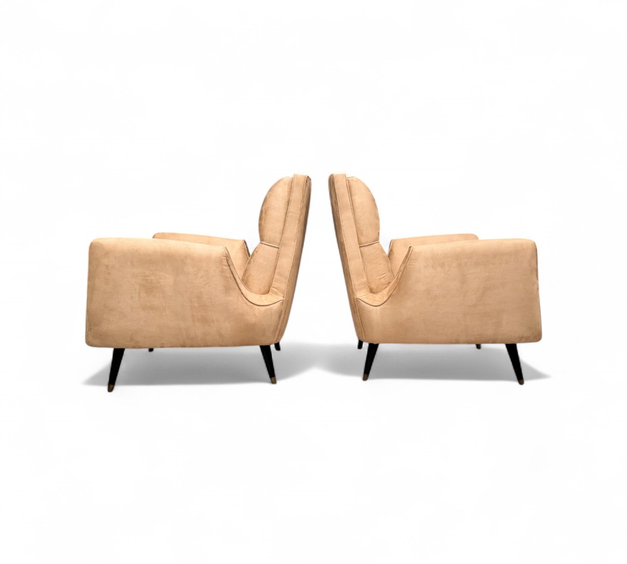 Brésilien Paire de fauteuils en bois dur et daim par Giuseppe Scapinelli, c.1950s. en vente
