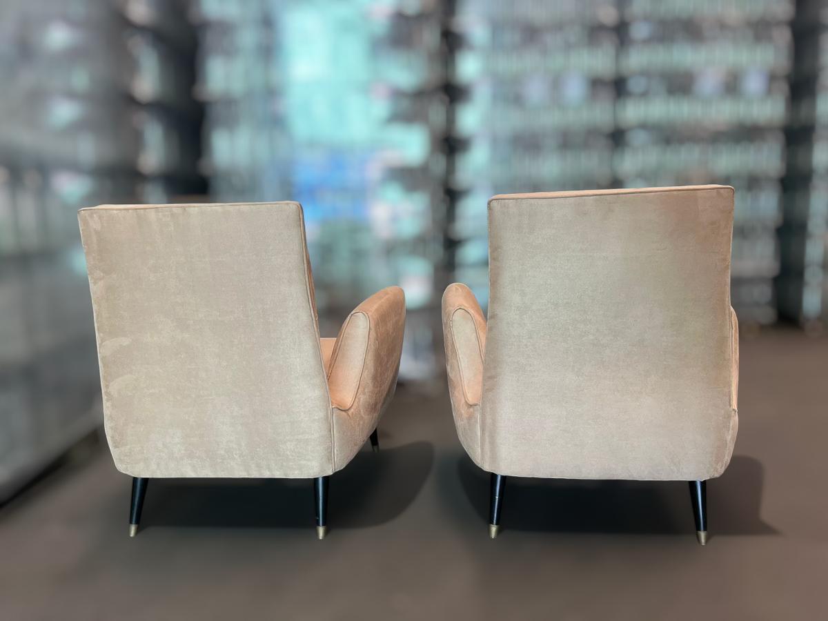 Paire de fauteuils en bois dur et daim par Giuseppe Scapinelli, c.1950s. Bon état - En vente à New York, NY