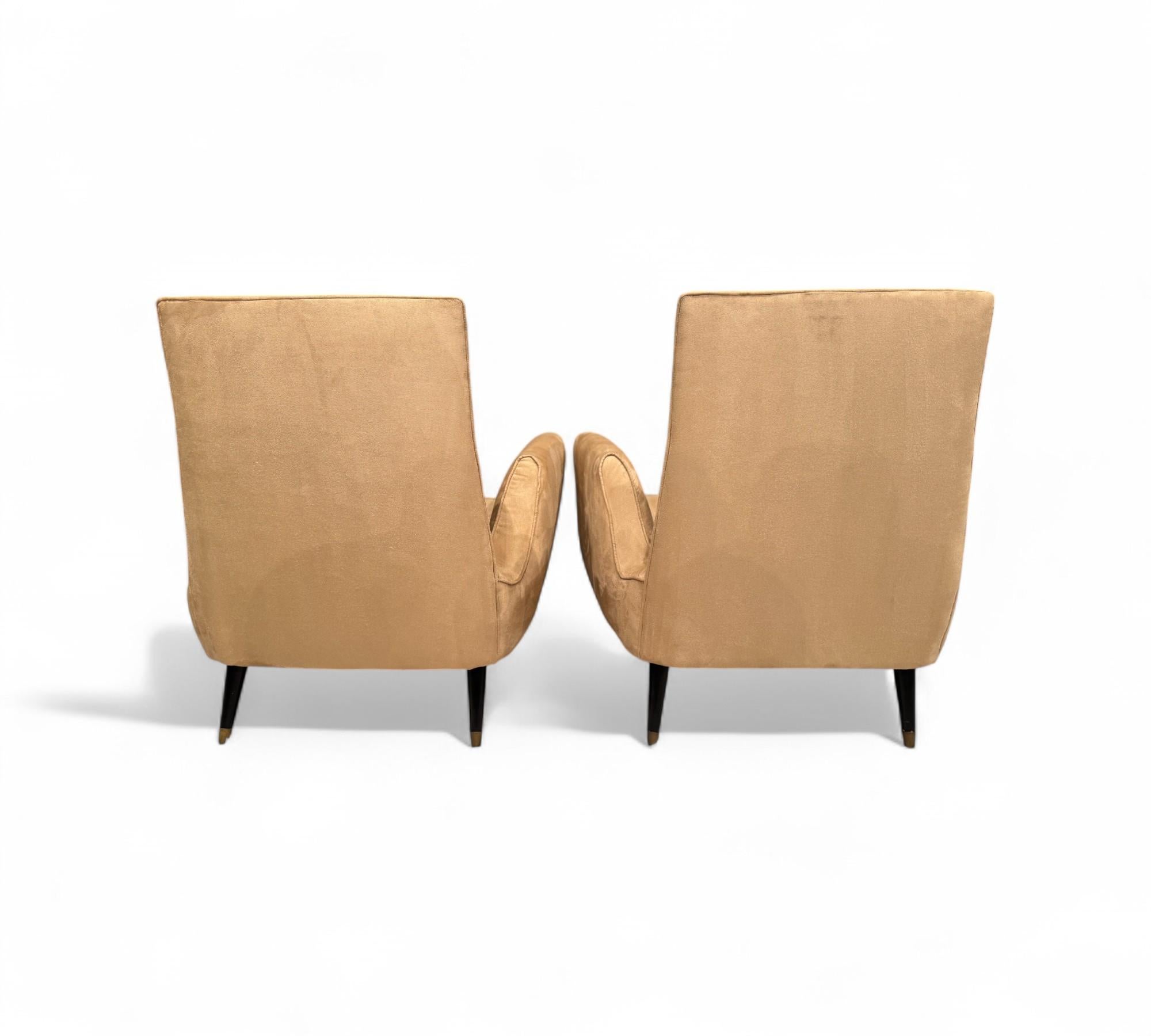 Paire de fauteuils en bois dur et daim par Giuseppe Scapinelli, c.1950s. Bon état - En vente à New York, NY