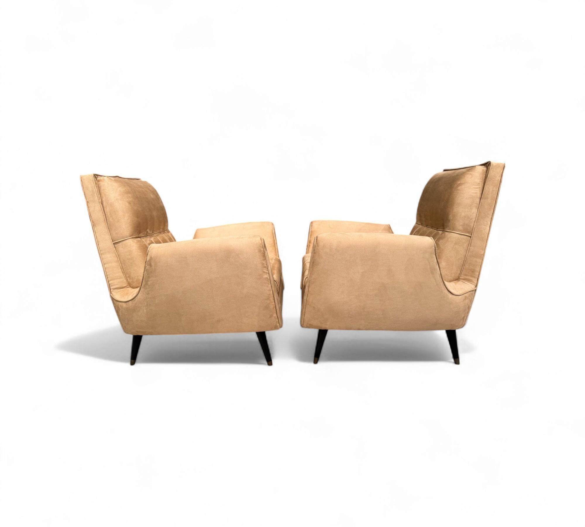 Daim Paire de fauteuils en bois dur et daim par Giuseppe Scapinelli, c.1950s. en vente