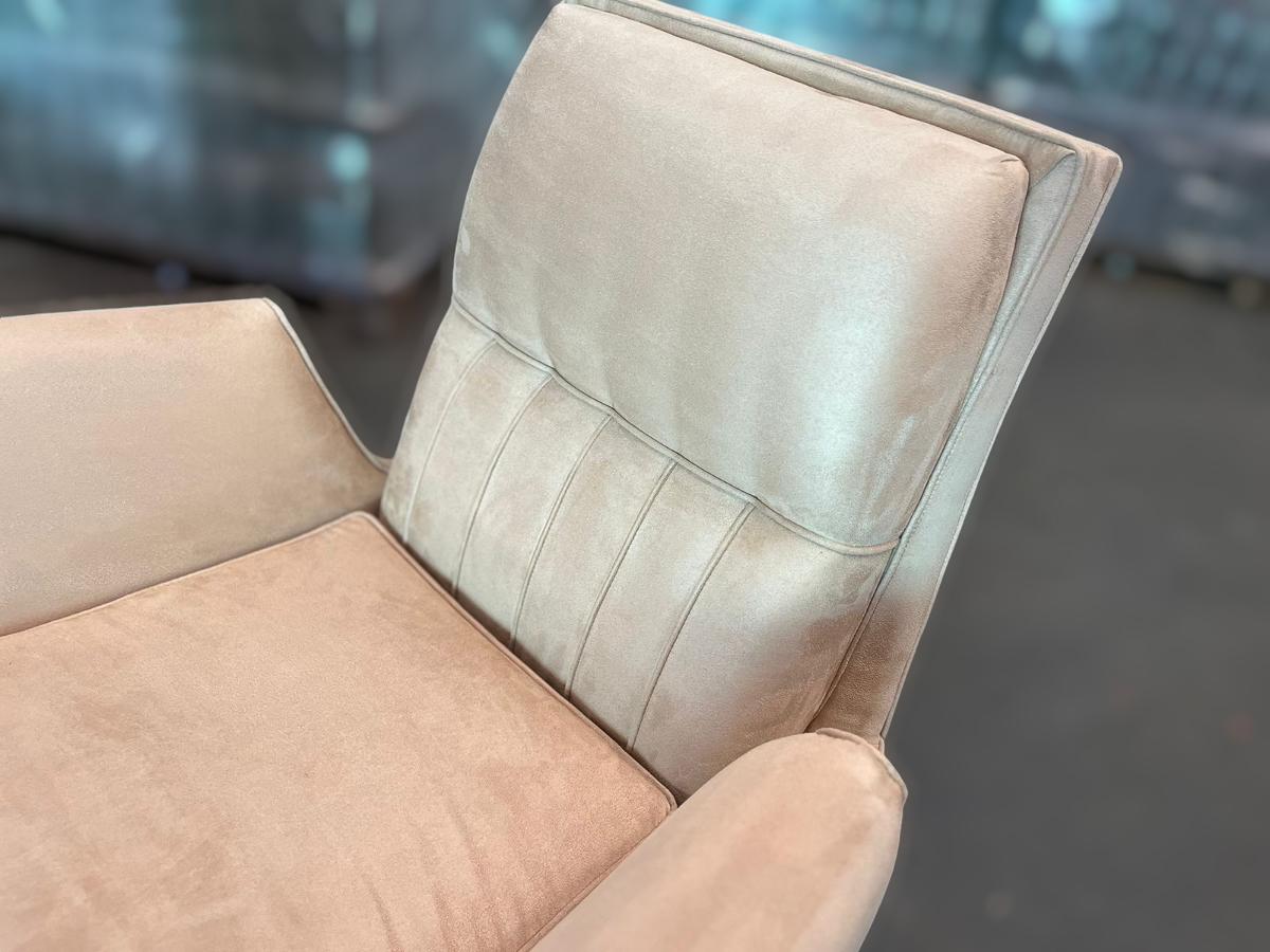 Paire de fauteuils en bois dur et daim par Giuseppe Scapinelli, c.1950s. en vente 1