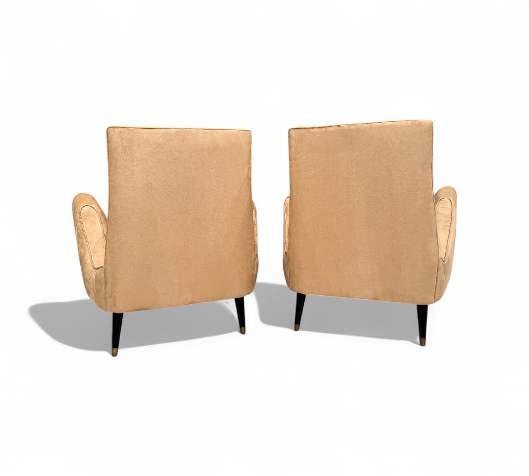 Paire de fauteuils en bois dur et daim par Giuseppe Scapinelli, c.1950s. en vente 1