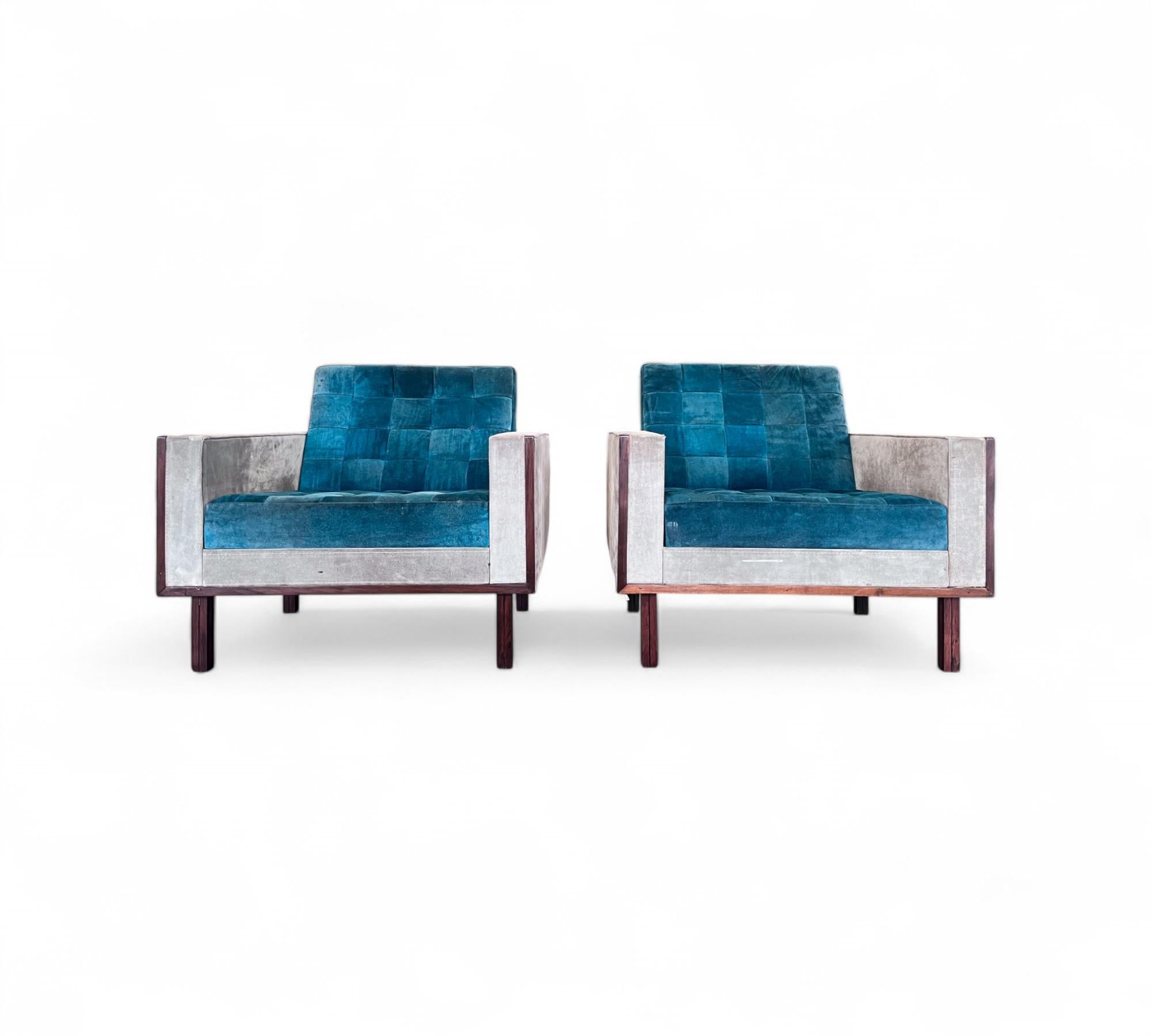 Ces fauteuils modernes brésiliens des années 1960, fabriqués par Cimo en bois dur brésilien, présentent un design rectangulaire épuré avec de larges accoudoirs. La base est composée de quatre pieds rectangulaires robustes. Le daim gris et sarcelle