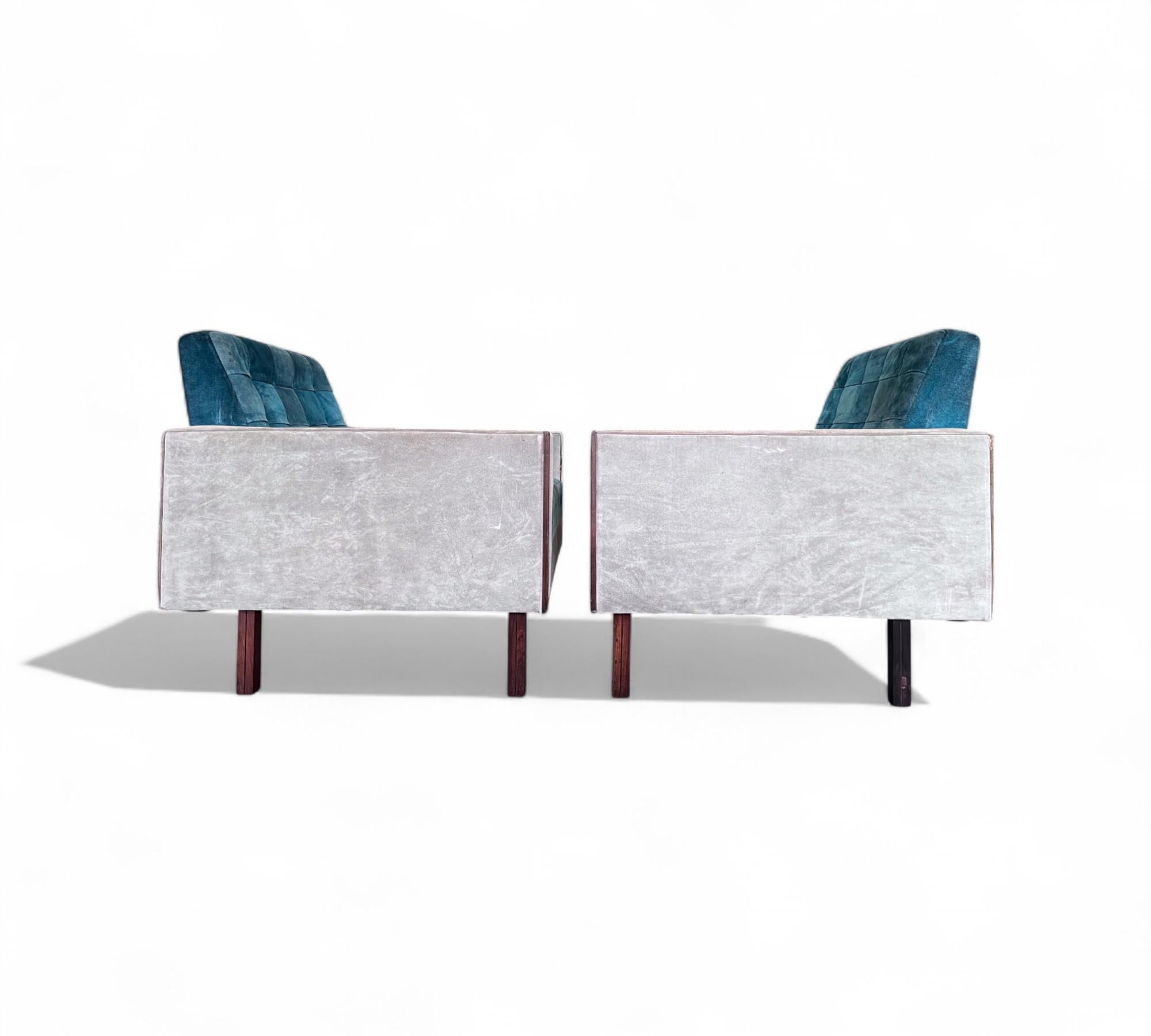 Brésilien Paire de fauteuils en bois dur et daim, Cimo, années 1960 - Lot 635 en vente