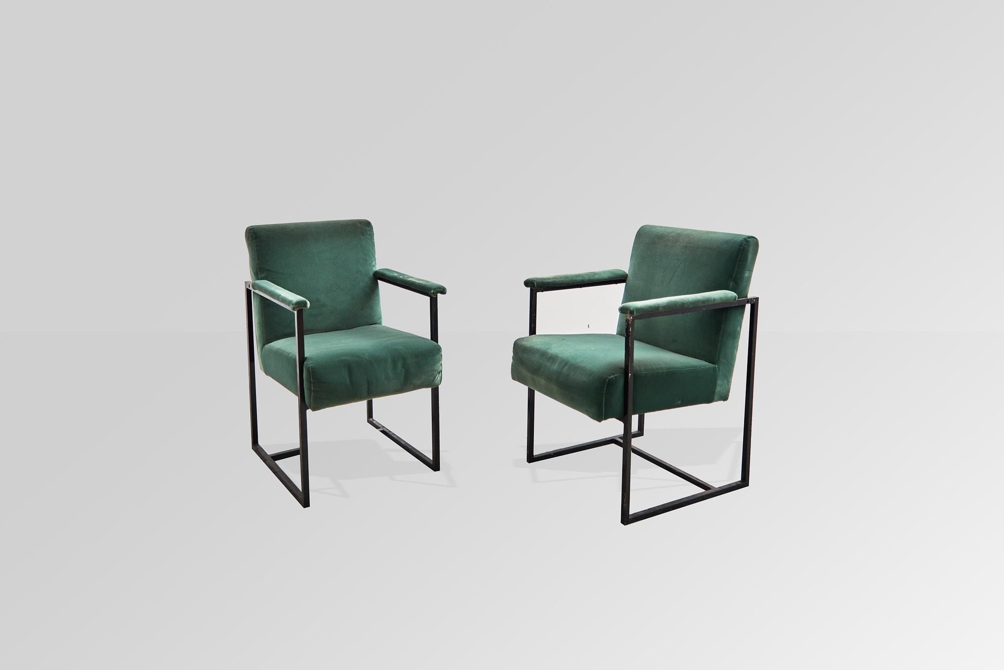 Queste splendide poltrone di Giancarlo Palanti presentano un perfetto connubio tra metallo e velluto verde, incarnando la raffinata eleganza del design italiano. La struttura in metallo, elegante e minimalista, crea un contrasto sorprendente con il