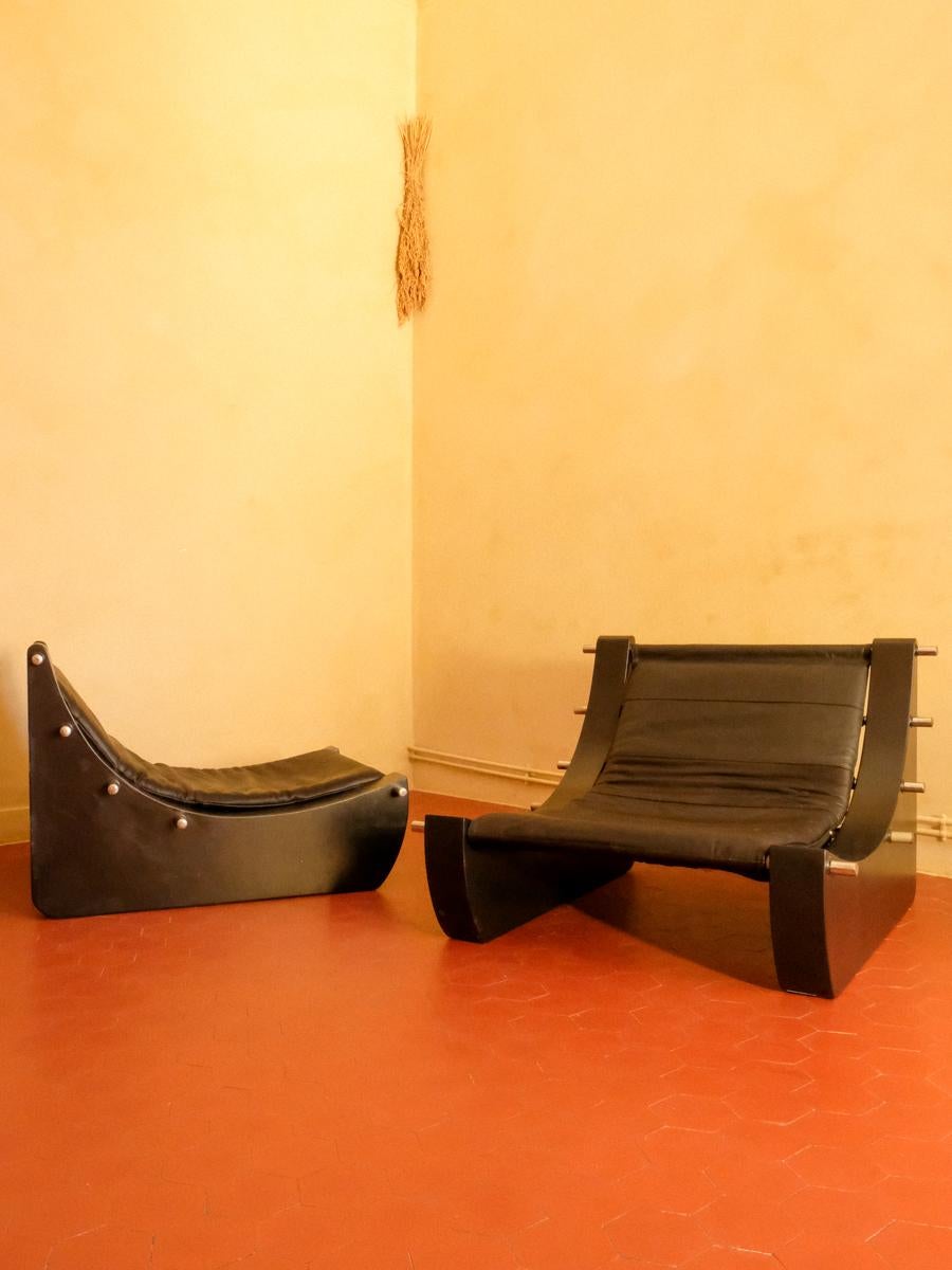 Mid-Century Modern Paire de fauteuils en bois laqué, métal chromé et cuir noir moderne du milieu du siècle dernier en vente