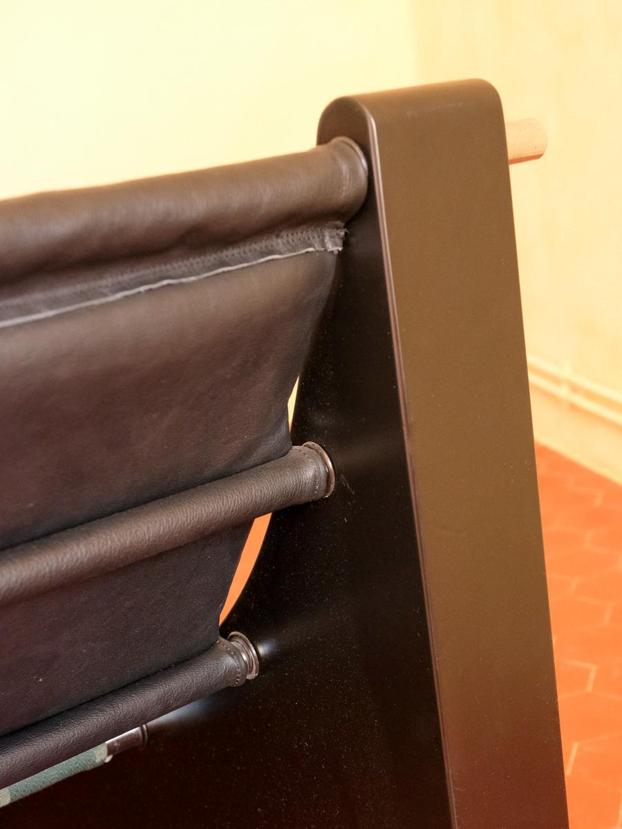 Paire de fauteuils en bois laqué, métal chromé et cuir noir moderne du milieu du siècle dernier Bon état - En vente à MARSEILLE, FR