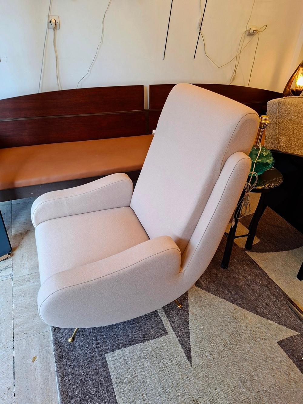Coppia di poltrone in tessuto beige chiaro in vendita 4