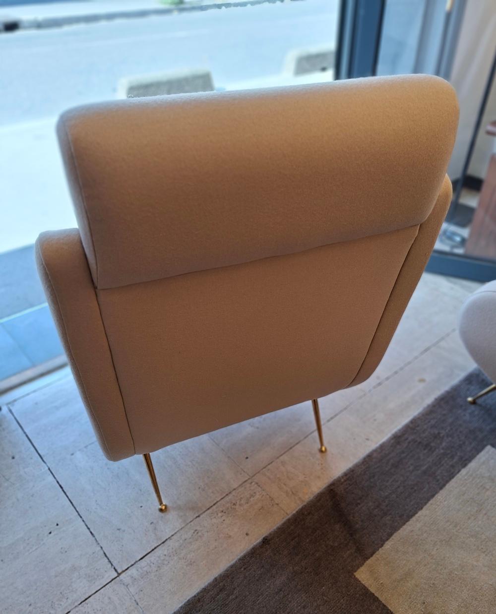 Coppia di poltrone in tessuto beige chiaro in vendita 8
