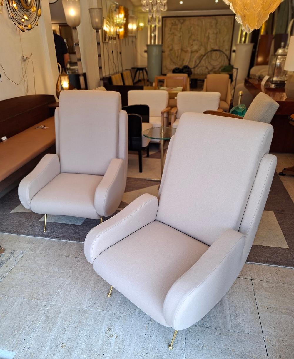 Coppia di poltrone in tessuto beige chiaro in vendita 9