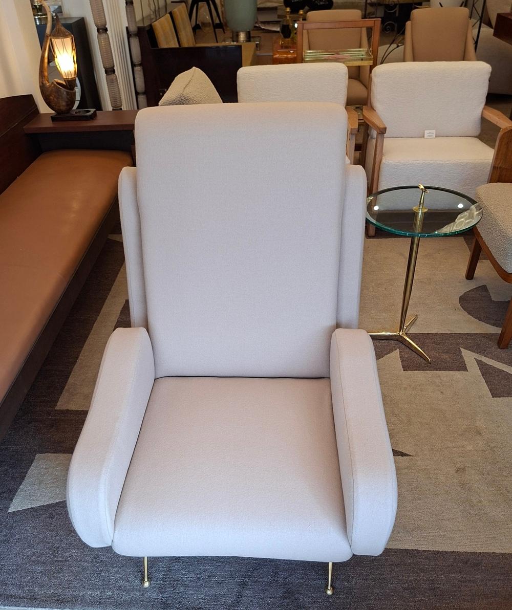 Coppia di poltrone in tessuto beige chiaro in vendita 10