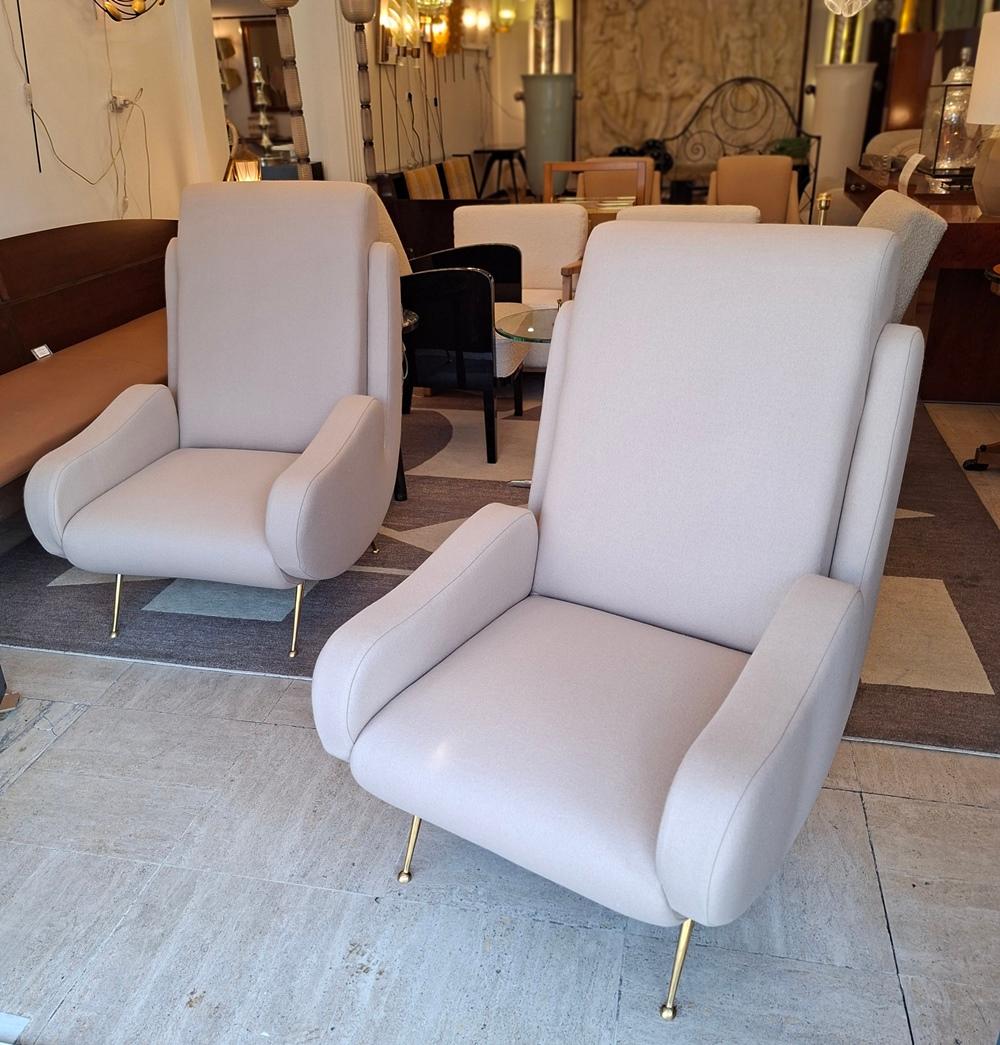Coppia di poltrone in tessuto beige chiaro in vendita 11