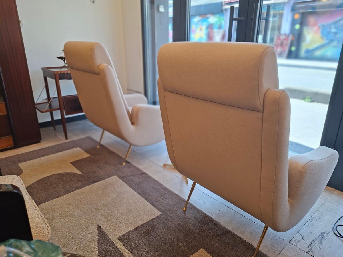 Coppia di poltrone in tessuto beige chiaro in vendita 12