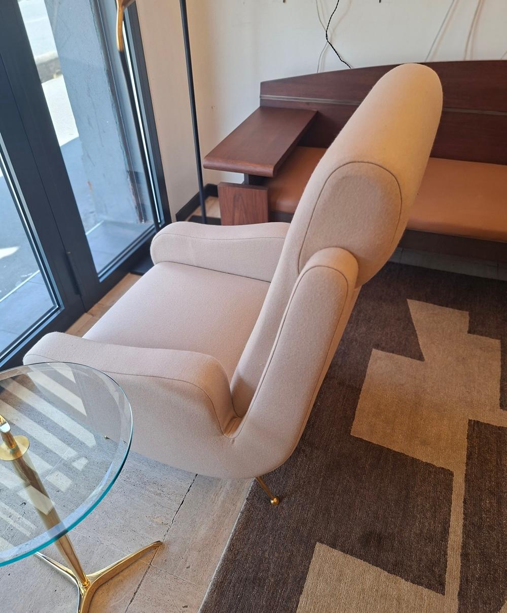Coppia di poltrone in tessuto beige chiaro in vendita 13