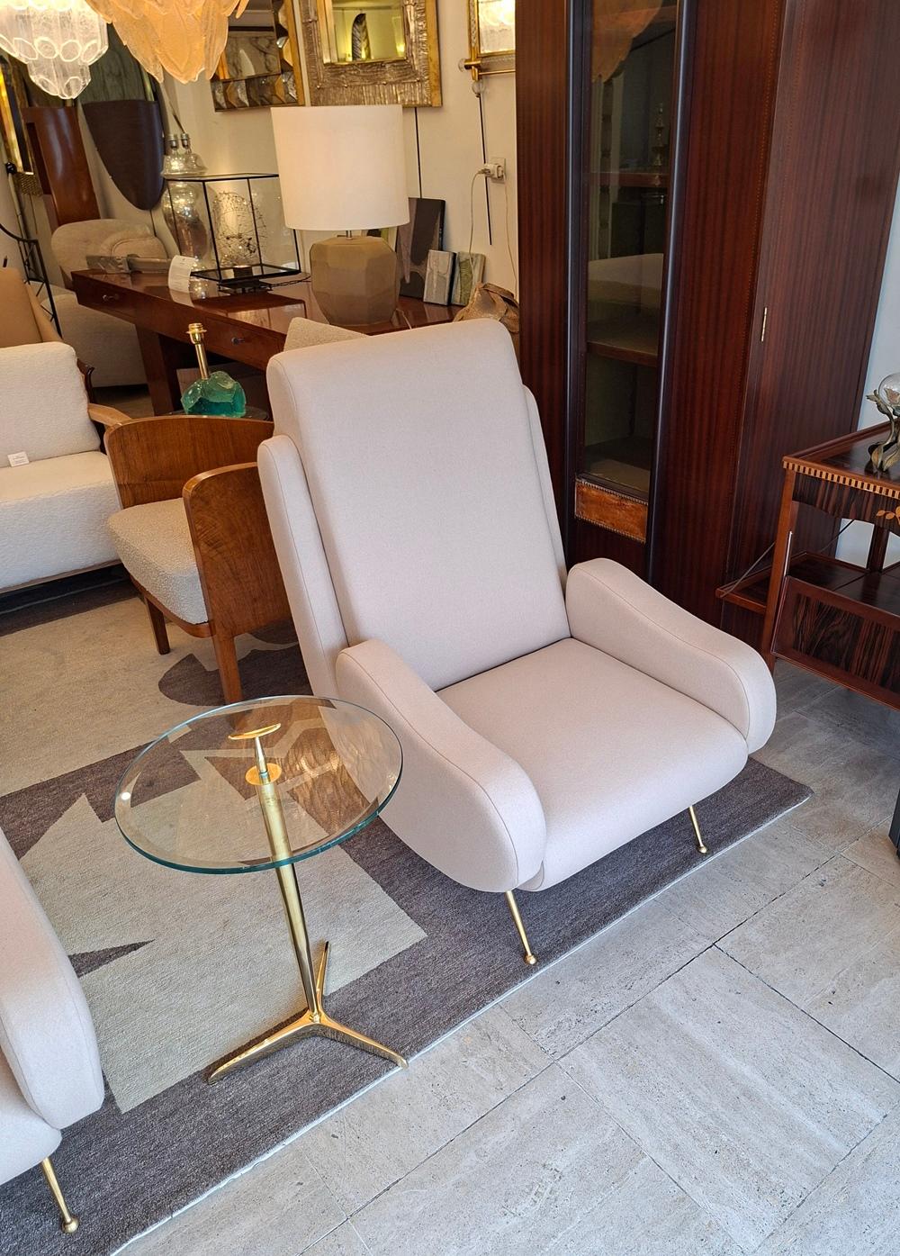 Europeo Coppia di poltrone in tessuto beige chiaro in vendita
