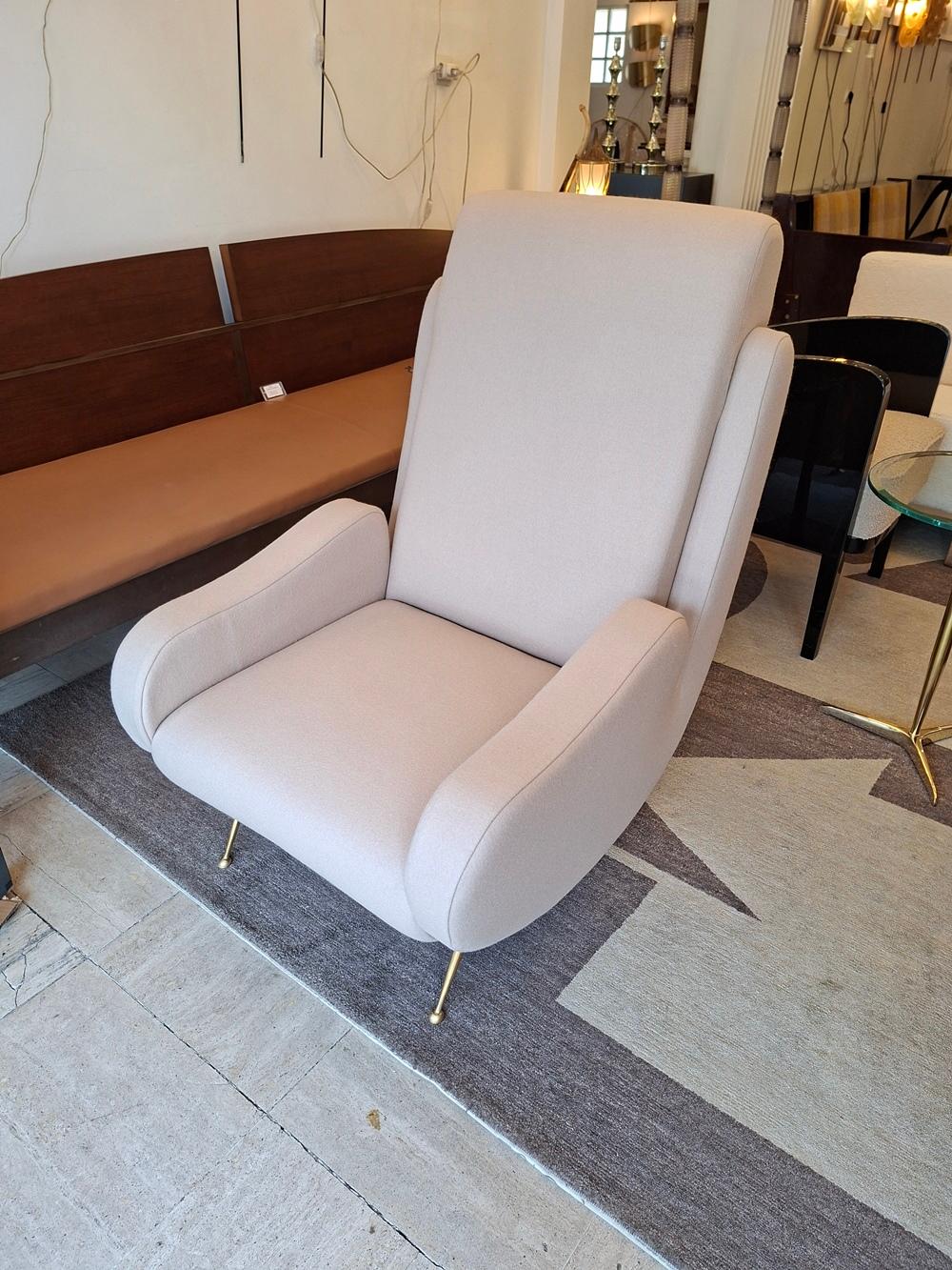 Fine XX secolo Coppia di poltrone in tessuto beige chiaro in vendita