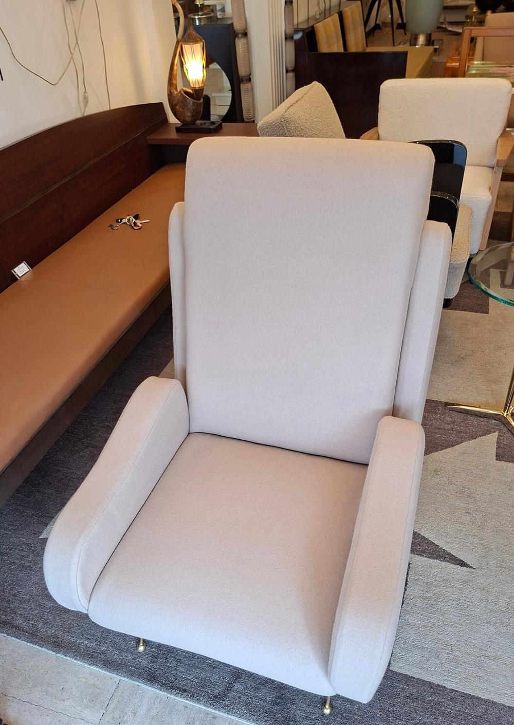 Coppia di poltrone in tessuto beige chiaro in vendita 2