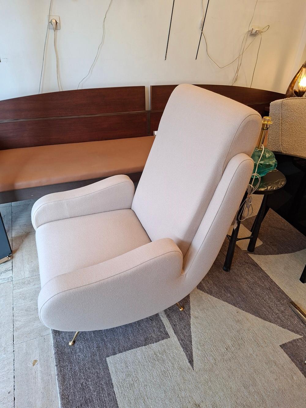 Coppia di poltrone in tessuto beige chiaro in vendita 3