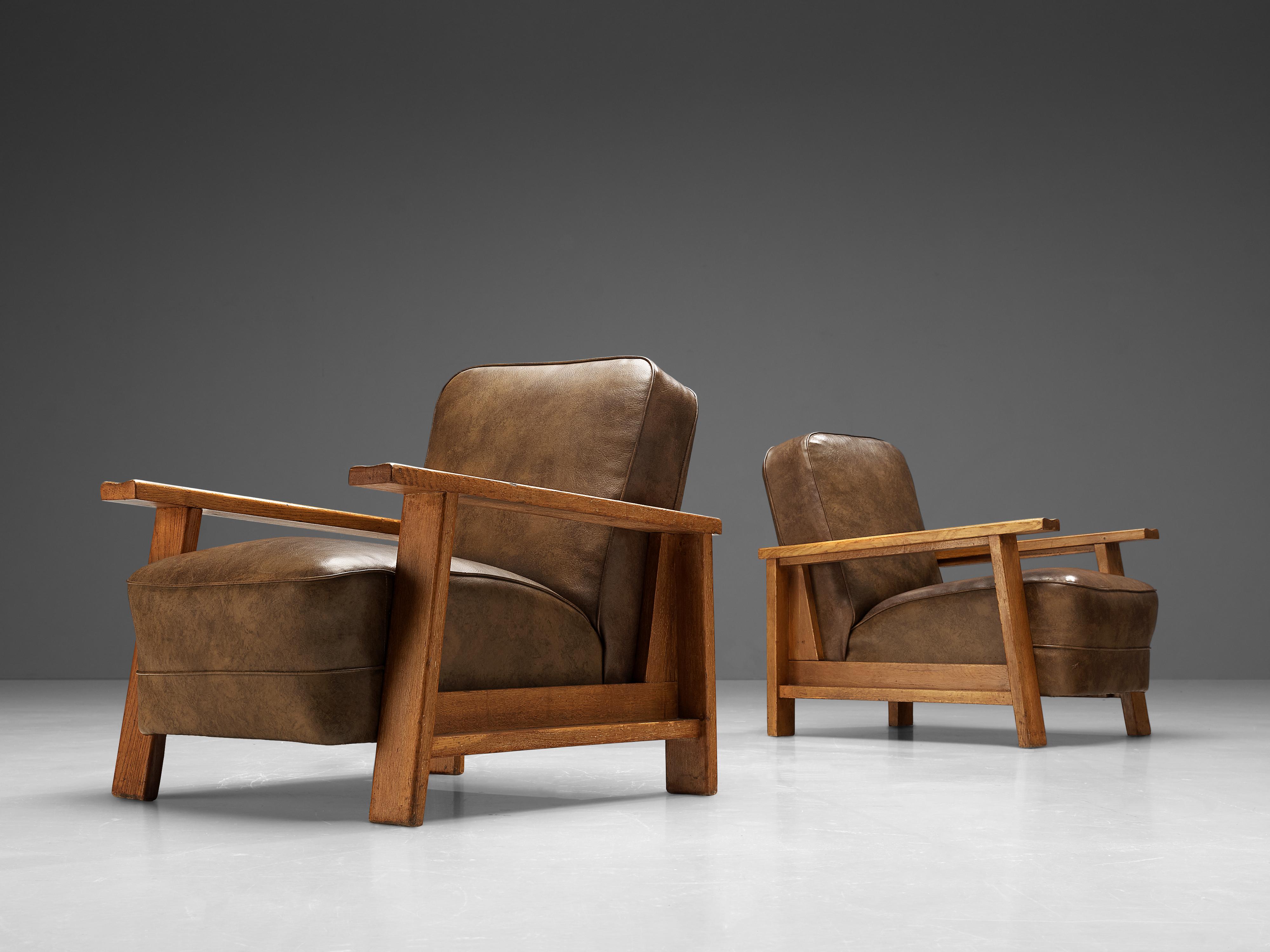 Pair of lounge chairs, oak, leatherette, European, 1950s

Sleek armchairs with a sculptural look. The frame in oak shows a cubic design with strong lines. In the shape of an open trapezoid the armrest is connected with the leg in front and in the