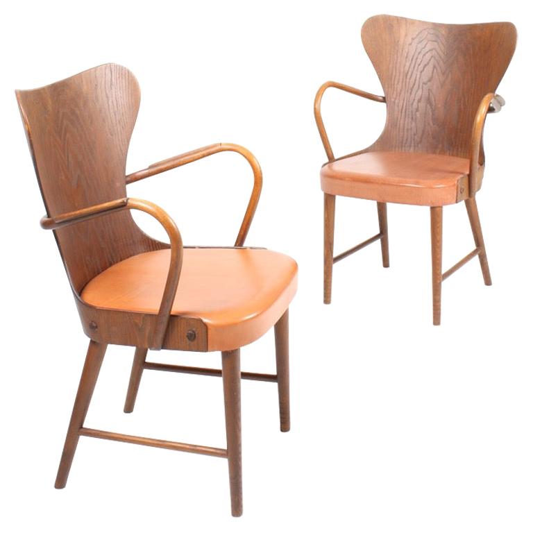 Pair of Armchairs in Oak and Patinated Leather by Fritz Hansen, 1940s For Sale