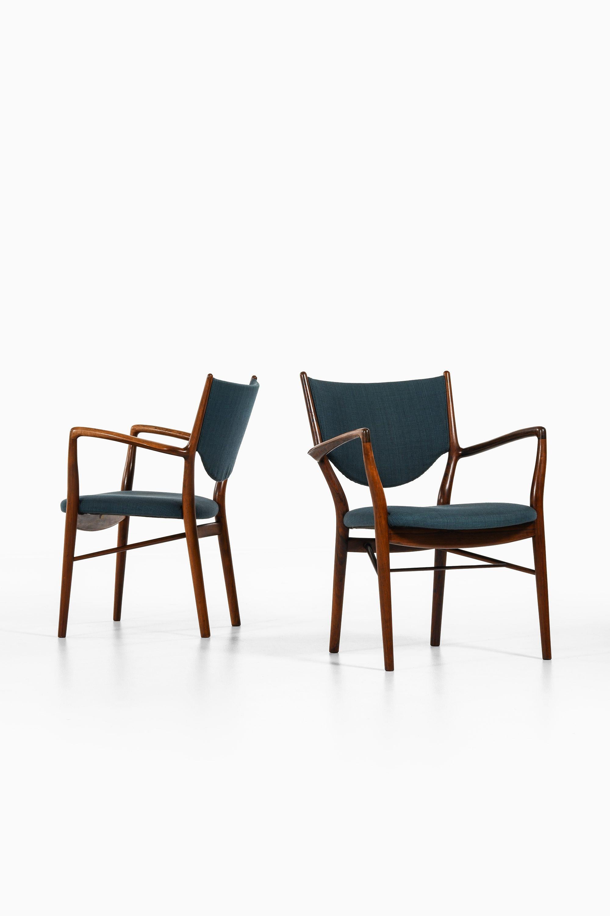 Mid-Century moderno Coppia di poltrone in legno di palissandro e tessuto originale di Finn Juhl, 1946 in vendita