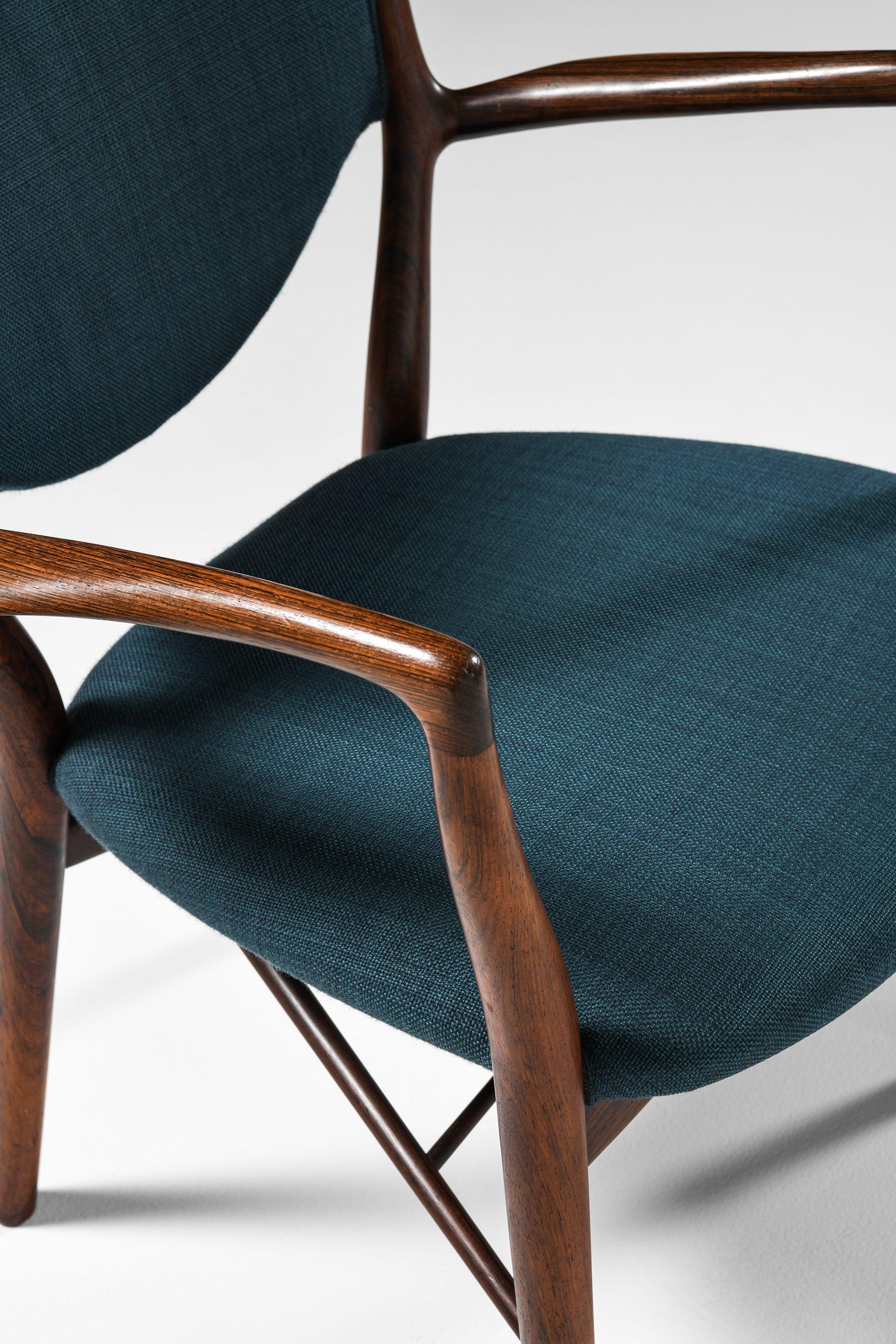 XX secolo Coppia di poltrone in legno di palissandro e tessuto originale di Finn Juhl, 1946 in vendita