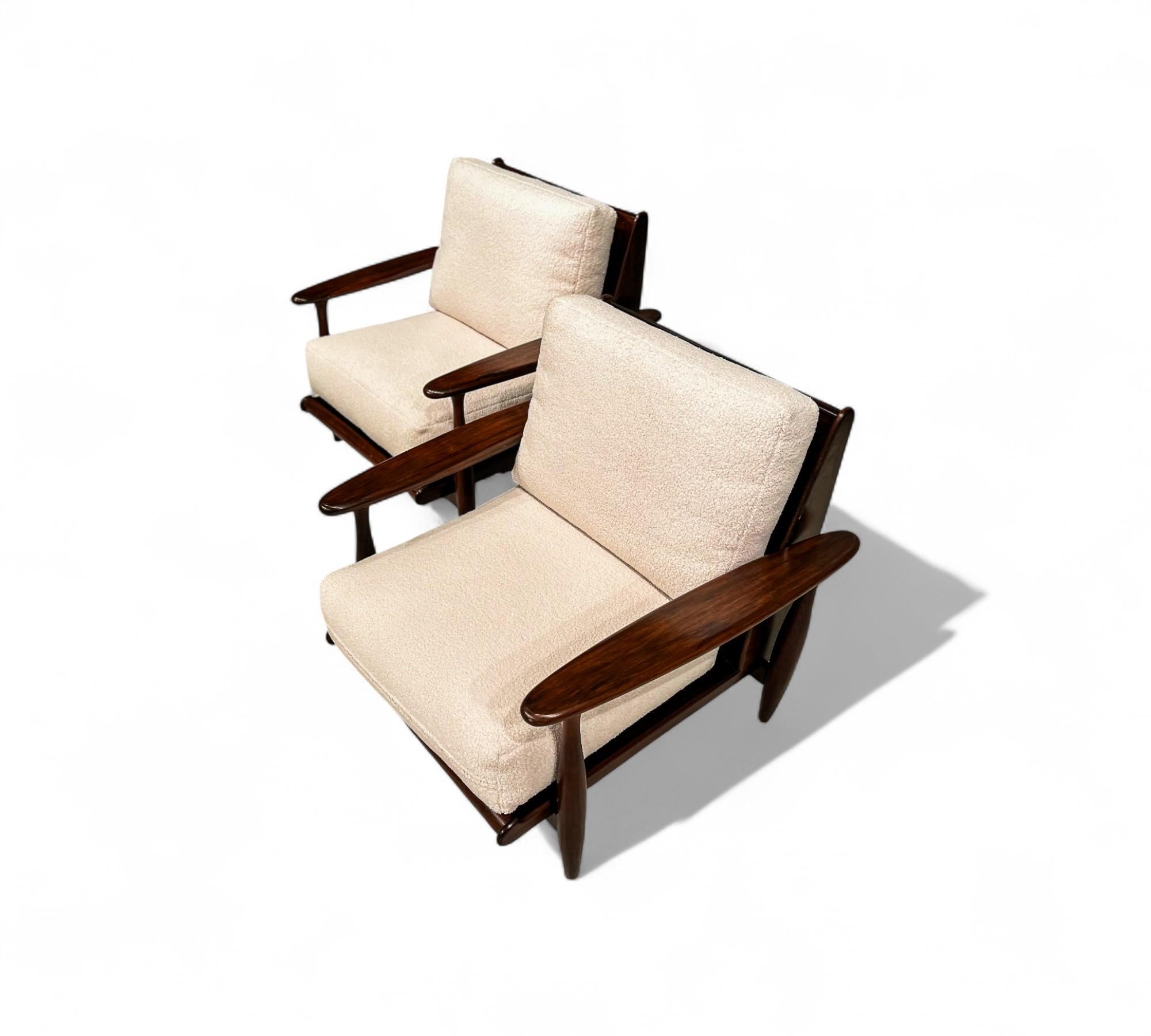 Diese beeindruckenden Sessel sind aus brasilianischem Palisanderholz, auch bekannt als Jacaranda, gefertigt und mit superweichem weißem Boucle neu gepolstert. Die spektakulären Holzarbeiten sind im gesamten Stück zu sehen, insbesondere an den Armen,