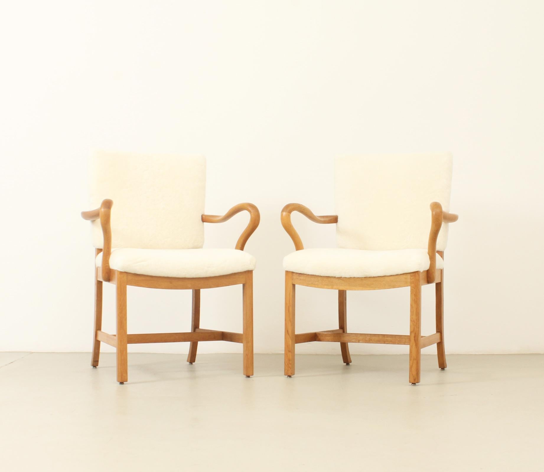 Scandinavo moderno Coppia di poltrone in pelle di pecora di Jacob Kjaer, Danimarca, anni '30 in vendita