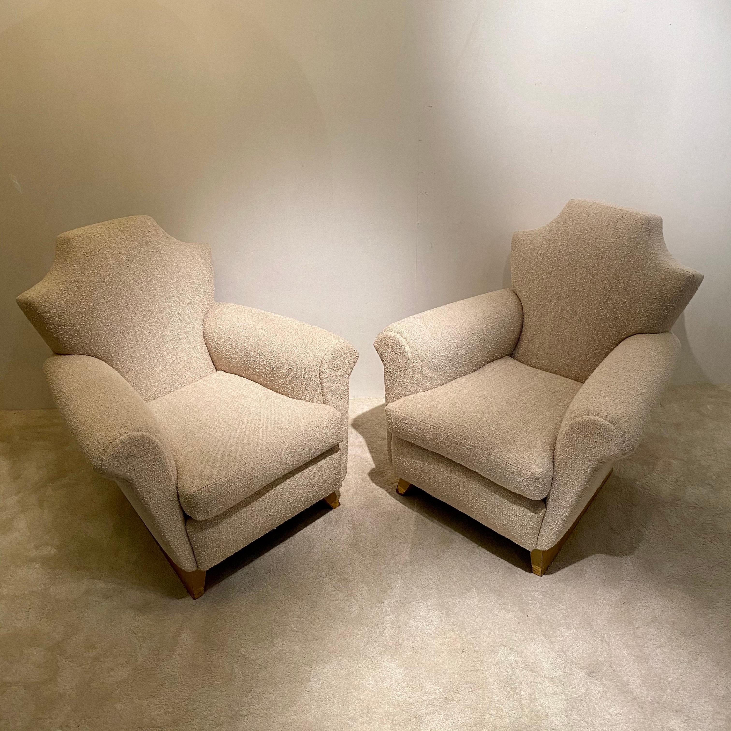 Paire de chaises longues françaises, tissu Bissson Bruneel, France années 1940. Forme du dossier dans le style d'André Arbus et deux pieds en chêne laqué.