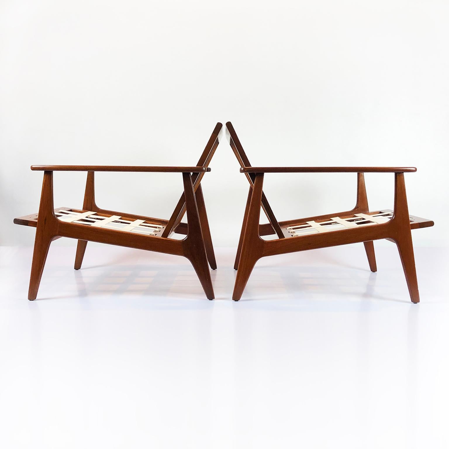 Mid-Century Modern Paire de fauteuils dans le style de Clara Porset en vente