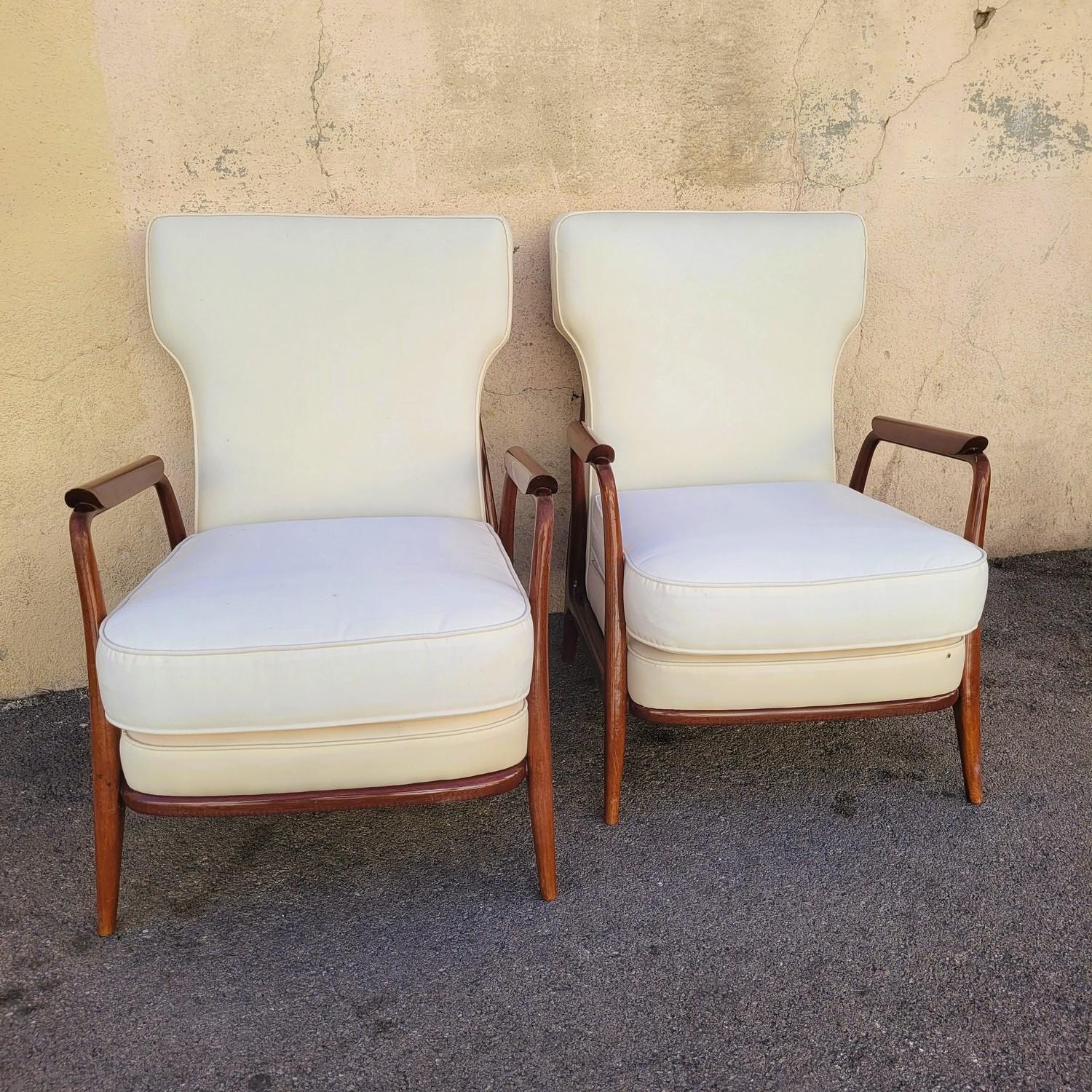 Coppia di poltrone in legno con schienale alto, su modello di Giuseppe Scapinelli. 

Giuseppe Scapinelli (1911-1982) è stato un designer italiano, stabilitosi in Brasile negli anni '40: designer prolifico, il suo lavoro si distingue per le forme