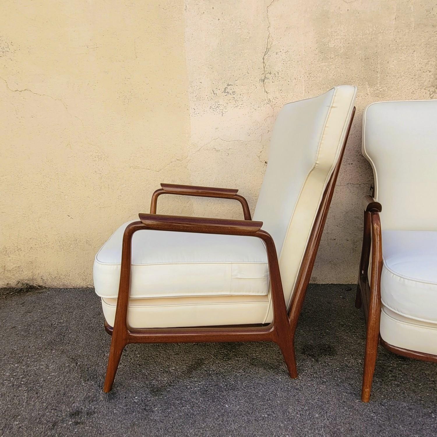 Italiano Coppia di poltrone nello stile di G Scapinelli, fine XX secolo in vendita