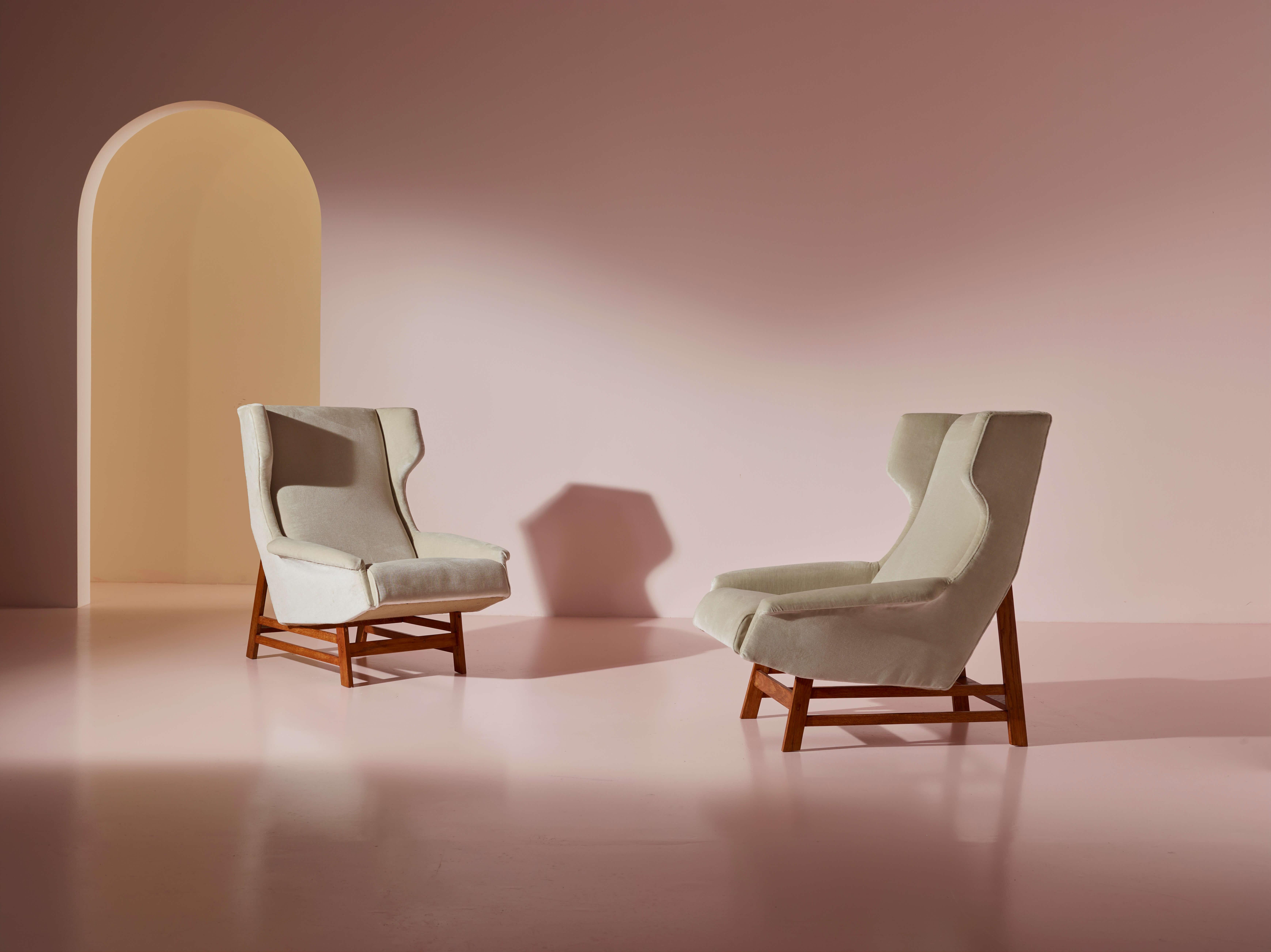 Zwei bequeme Bergère-Sessel aus Stoff und Holz, mit Samt bezogen, im Stil von Gianfranco Frattini, italienische Herstellung, 1950er Jahre.

Die Eleganz des Bergère-Sessels, ein Stück, das Jahrhunderte der Möbelgeschichte überdauert hat, erreicht die