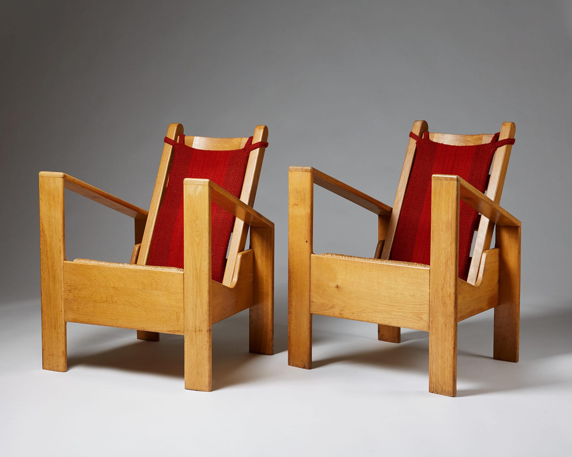 Ein Paar Sessel im Stil von Jean Royère,
Frankreich 1940er Jahre.

Eiche und Bast. 
Lose Rückenkissen, gepolstert mit roter Wolle.

Abmessungen:
H: 87,2 cm/ 34 1/4''
W: 67 cm/ 26 1/2''
T: 56 cm/ 22''
SH: 42 cm/ 16 1/2''

 