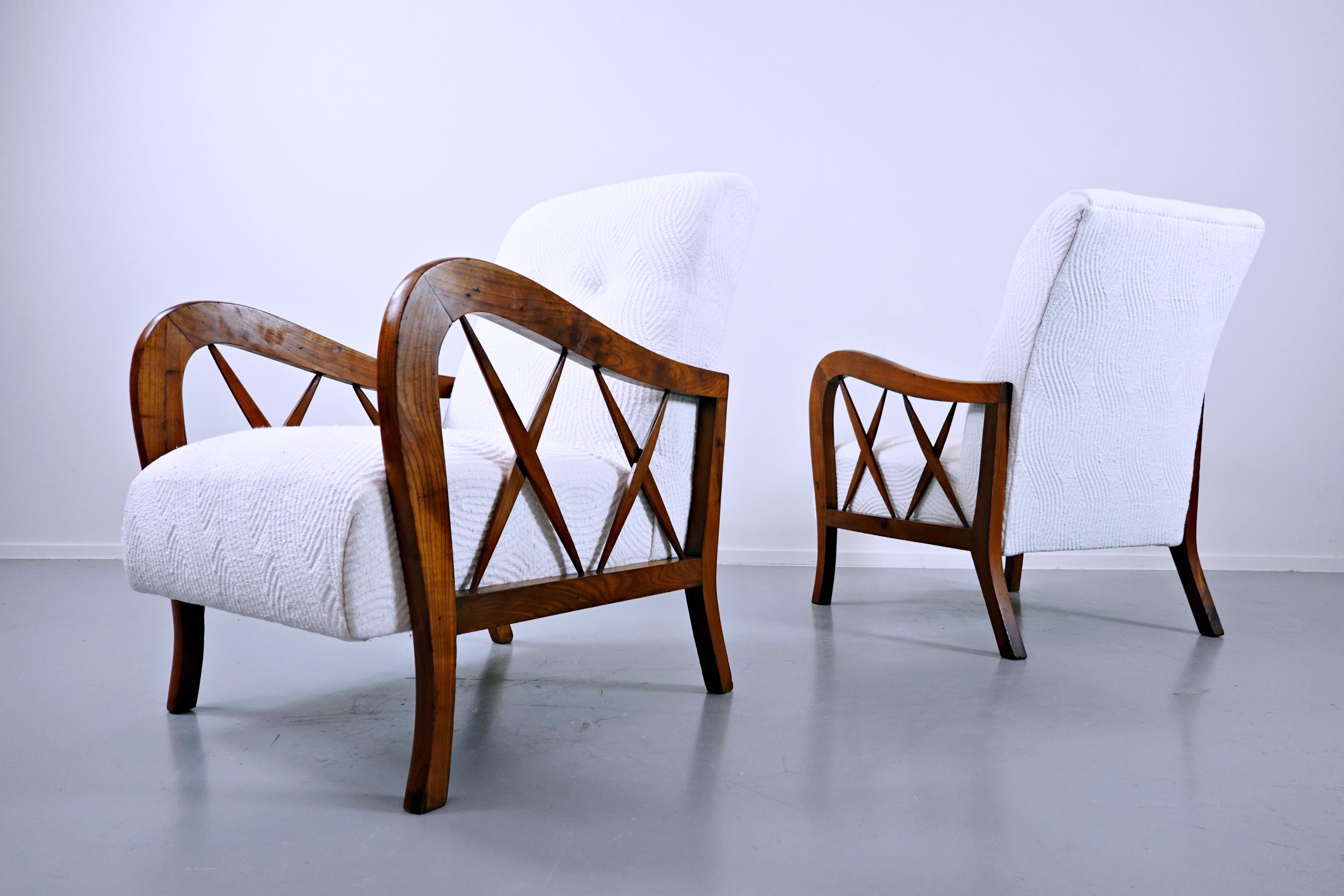 Italian Mid-Century Modern Pair of White Fabric Armchairs in the style of Paolo Buffa 