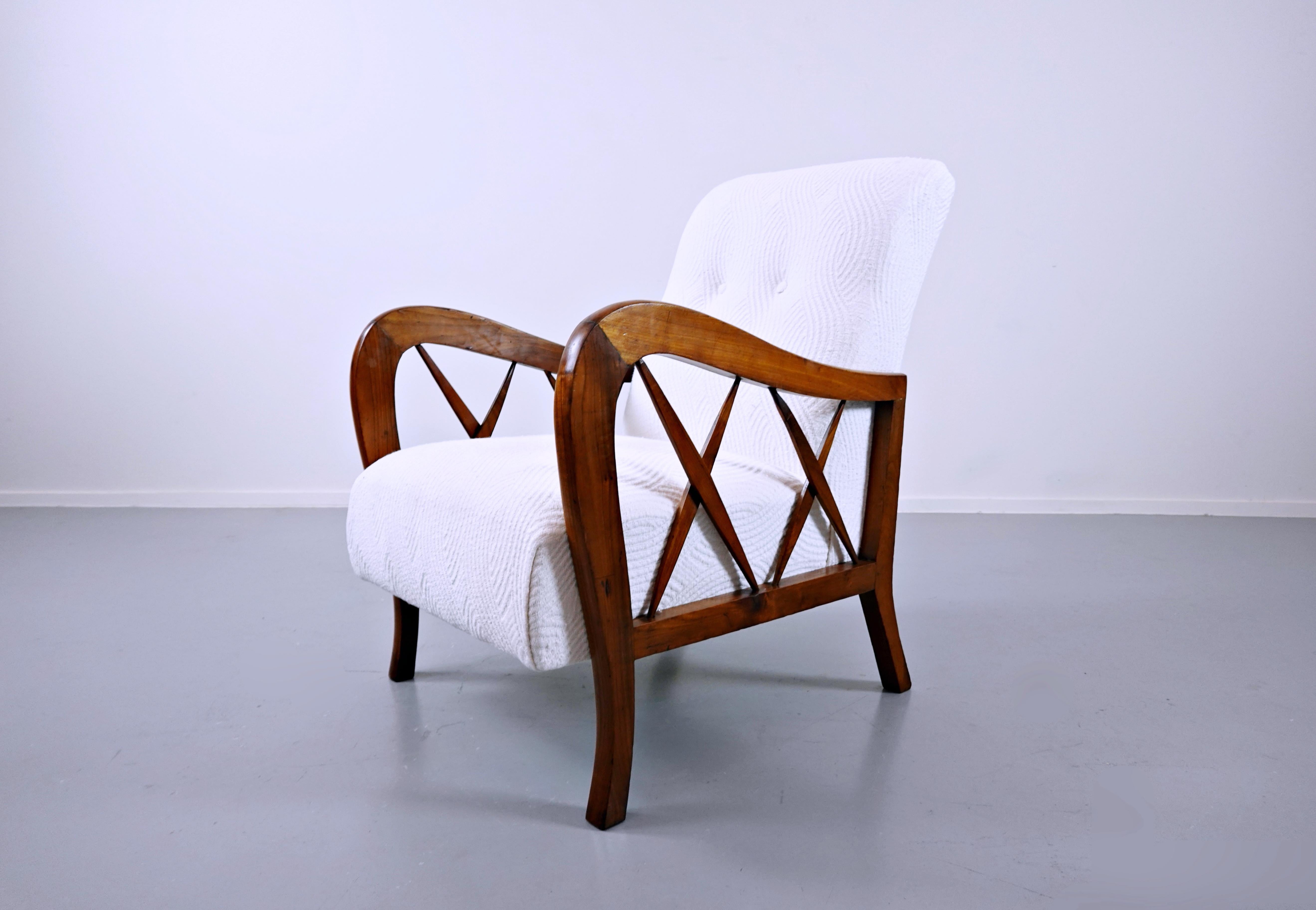 Mid-Century Modern Pair of White Fabric Armchairs in the style of Paolo Buffa  In Good Condition In Brussels, BE