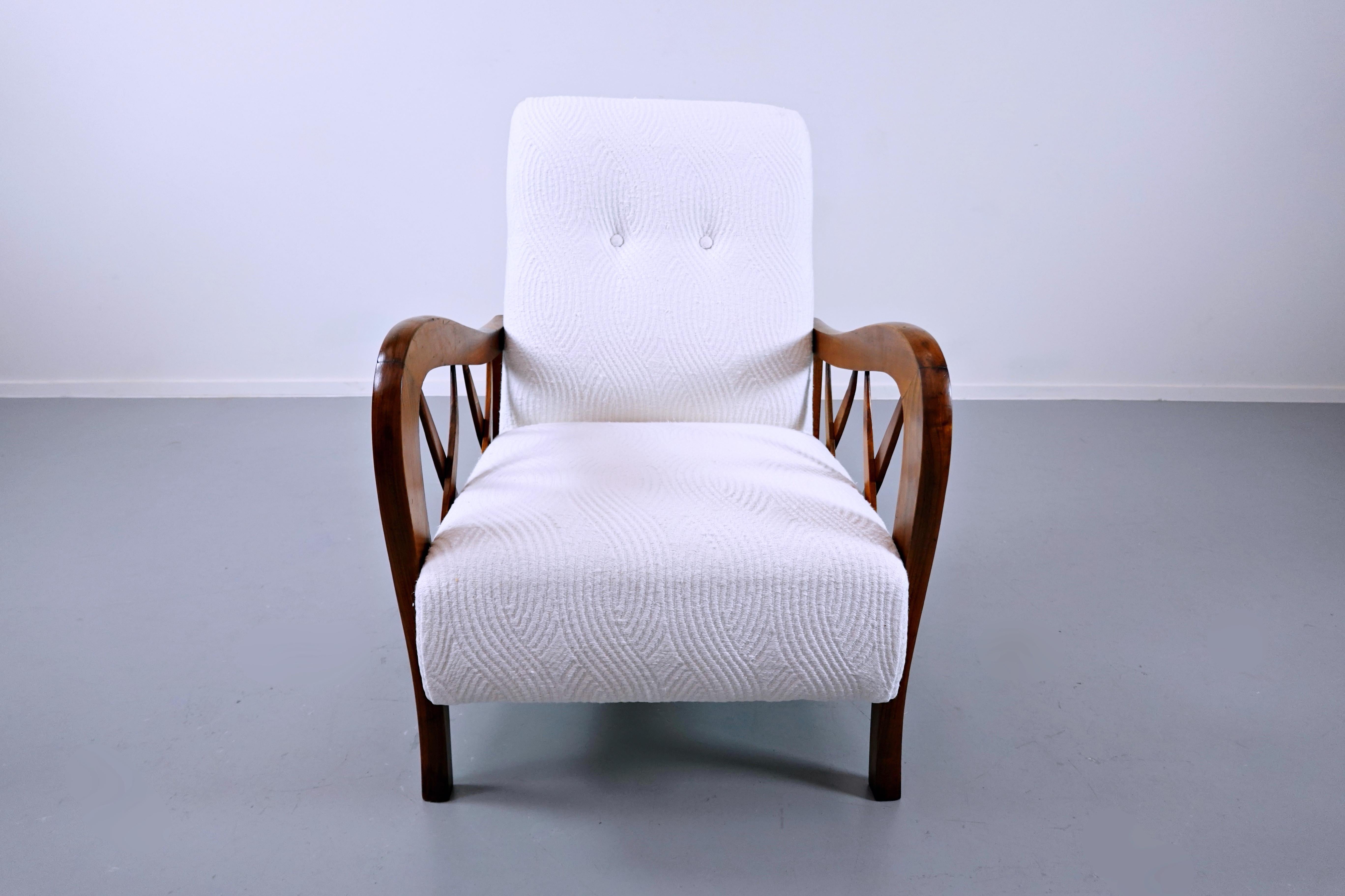 Mid-Century Modern Pair of White Fabric Armchairs in the style of Paolo Buffa  4